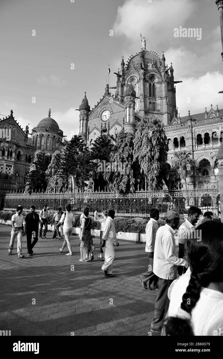 Personnes traversant la route, Victoria Terminus VT, Chhatrapati Shivaji Maharaj Terminus CST, site classé au patrimoine mondial de l'UNESCO, Bori Bunder, Bombay, Inde Banque D'Images
