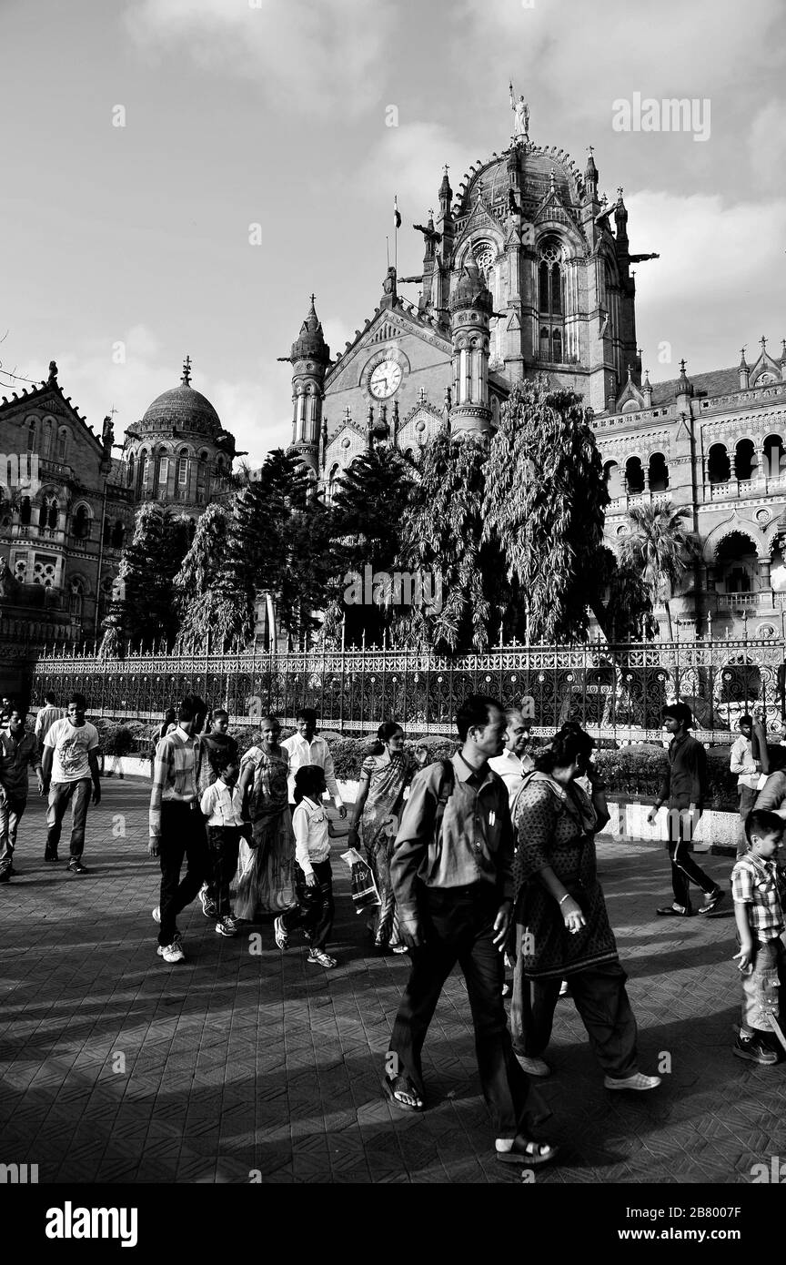 Personnes traversant la route, Victoria Terminus VT, Chhatrapati Shivaji Maharaj Terminus CST, site classé au patrimoine mondial de l'UNESCO, Bori Bunder, Bombay, Inde Banque D'Images