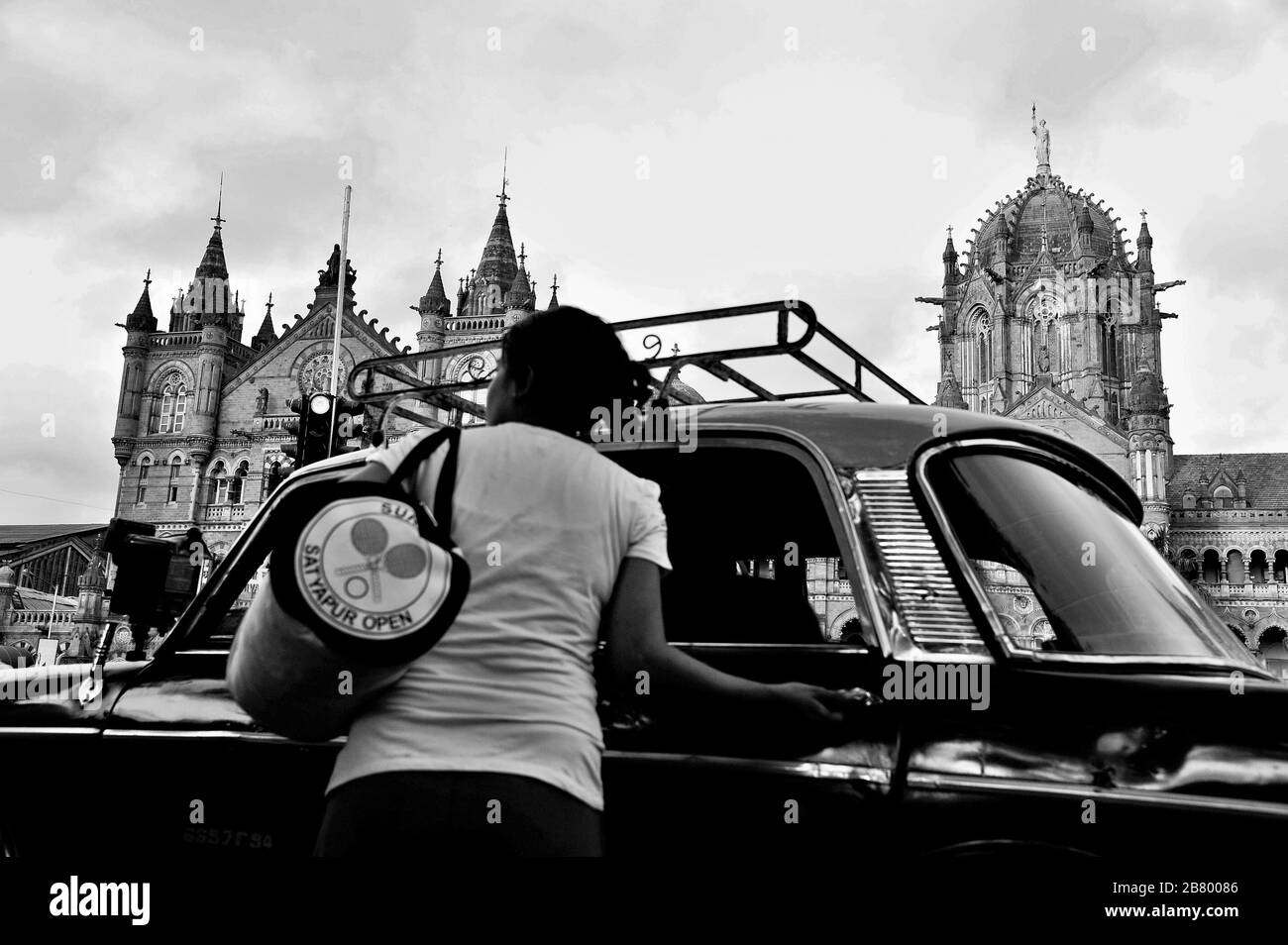 Fille avec Fiat taxi, Victoria Terminus VT, Chhatrapati Shivaji Maharaj Terminus CST, site classé au patrimoine mondial de l'UNESCO, Bori Bunder, Bombay, Inde Banque D'Images