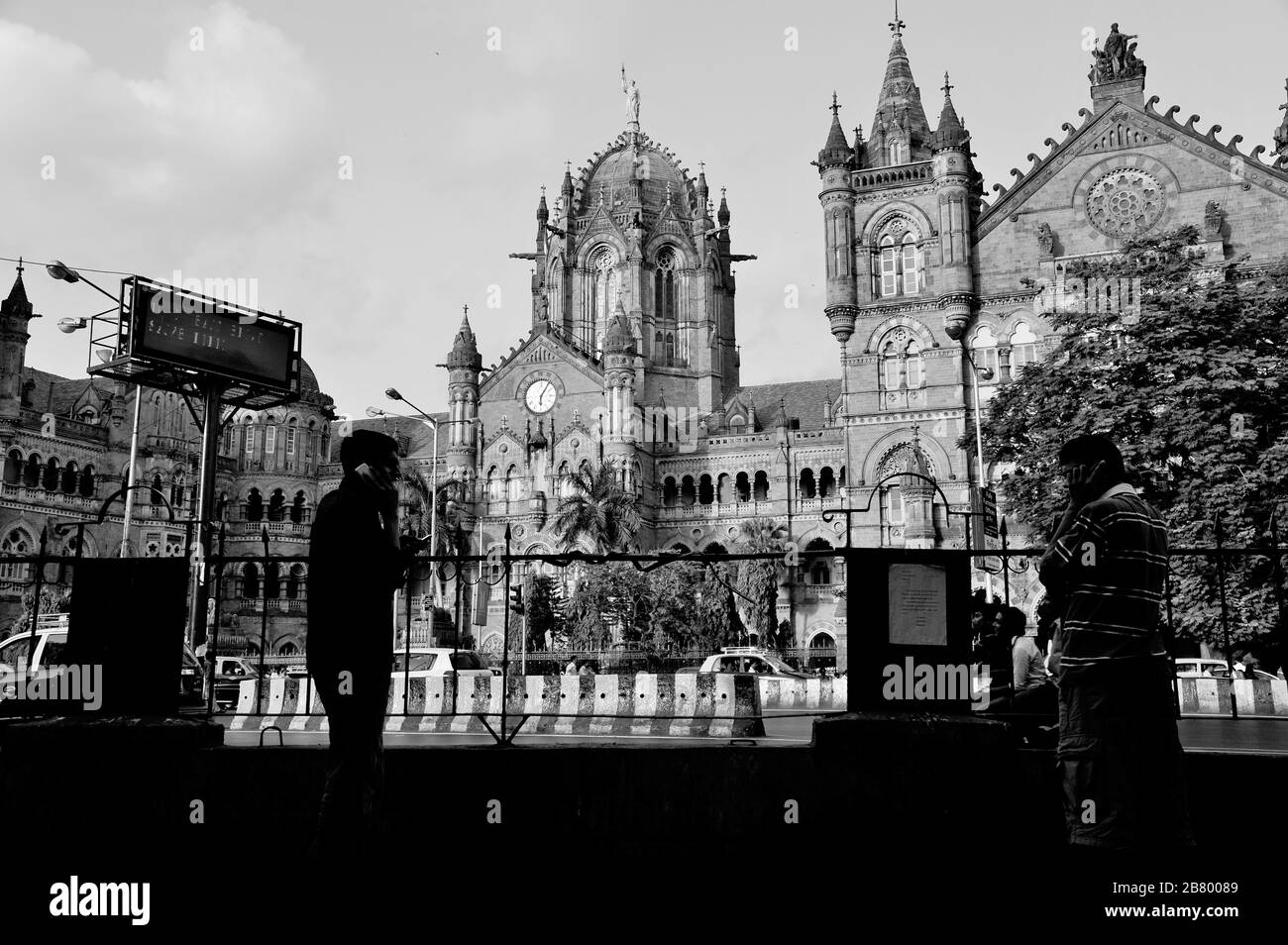 Hommes sur téléphones mobiles, Victoria Terminus VT, Chhatrapati Shivaji Maharaj Terminus CST, site du patrimoine mondial de l'UNESCO, Bori Bunder, Bombay, Inde Banque D'Images