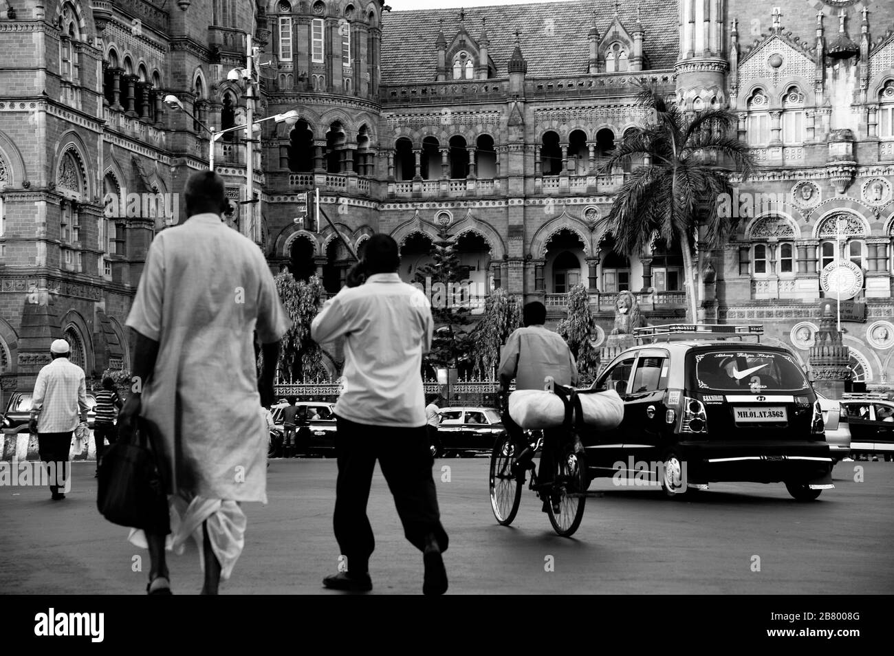 Taxi et vélo, Victoria Terminus VT, Chhatrapati Shivaji Maharaj Terminus CST, site classé au patrimoine mondial de l'UNESCO, Bori Bunder, Bombay, Inde Banque D'Images