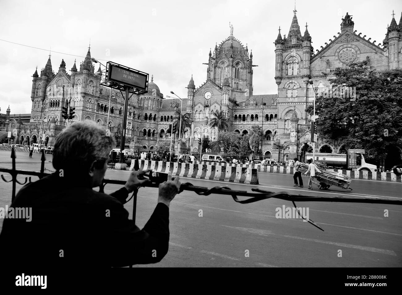 Homme poussant à la main, Victoria Terminus VT, Chhatrapati Shivaji Maharaj Terminus CST, site du patrimoine mondial de l'UNESCO, Bori Bunder, Bombay, Inde Banque D'Images