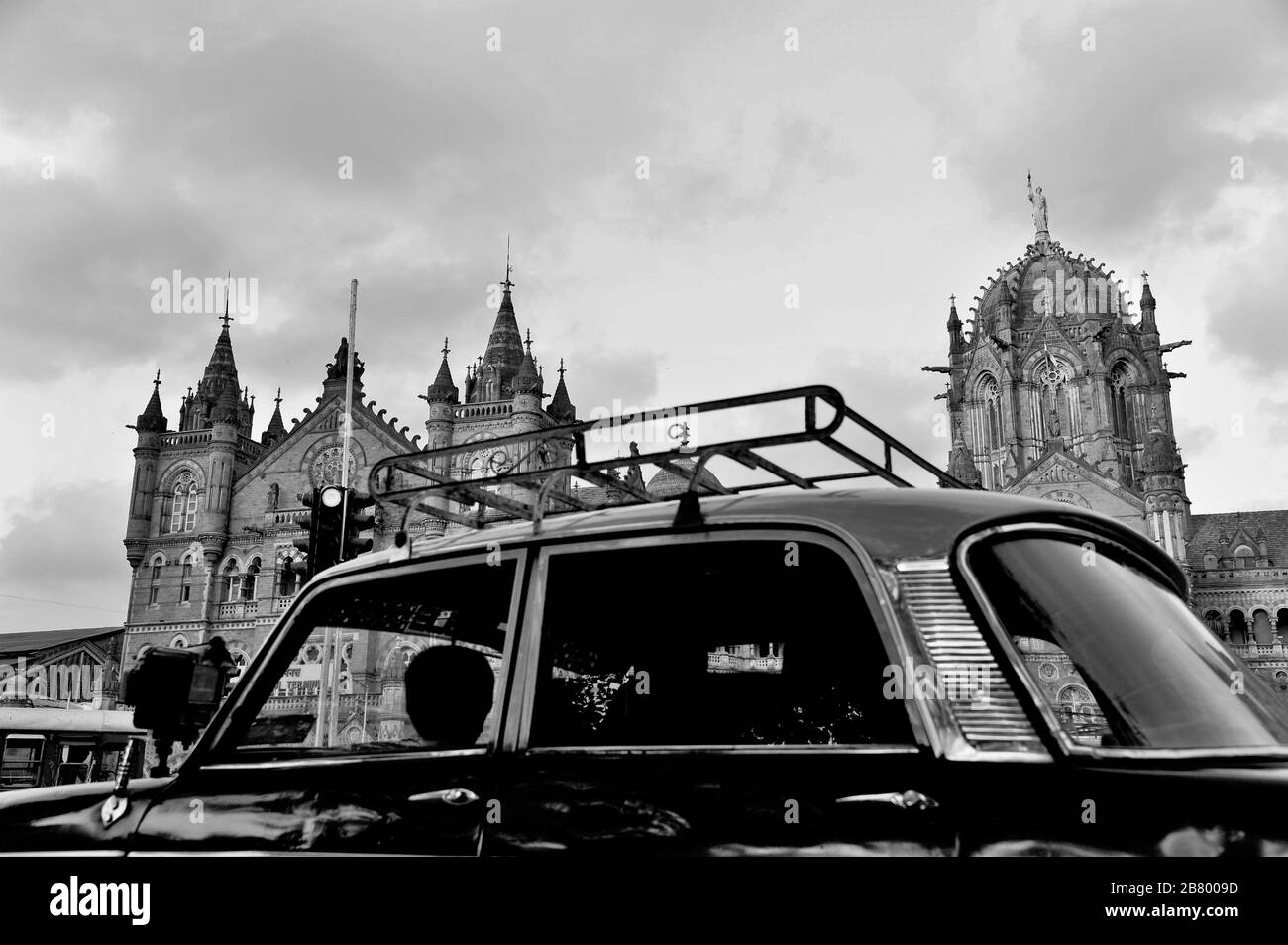 Taxi Fiat avec transporteur, Victoria Terminus VT, Chhatrapati Shivaji Maharaj Terminus CST, site classé au patrimoine mondial de l'UNESCO, Bori Bunder, Bombay, Inde Banque D'Images
