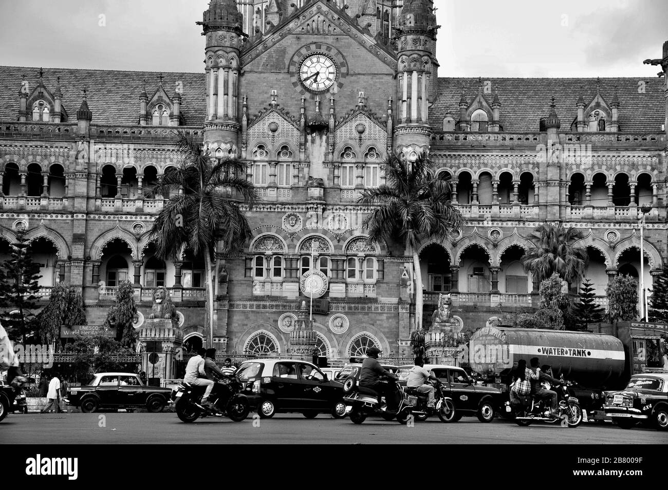 Trafic de moto de taxi, Victoria Terminus VT, Chhatrapati Shivaji Maharaj Terminus CST, site classé au patrimoine mondial de l'UNESCO, Bori Bunder, Bombay, Inde Banque D'Images