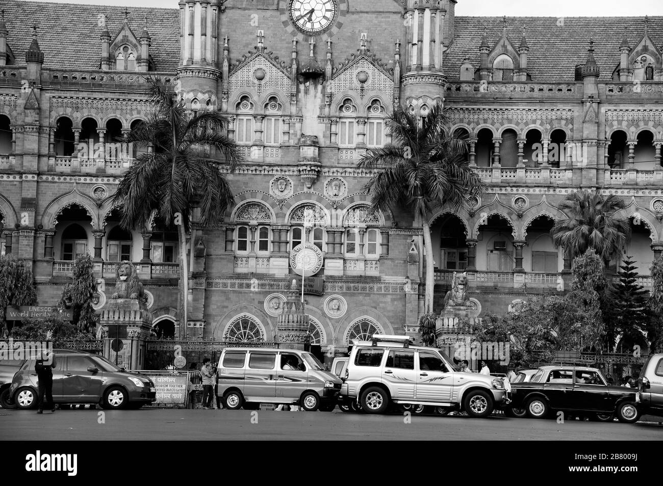 Trafic automobile, Victoria Terminus VT, Chhatrapati Shivaji Maharaj Terminus CST, site classé au patrimoine mondial de l'UNESCO, Bori Bunder, Bombay, Mumbai, Inde Banque D'Images