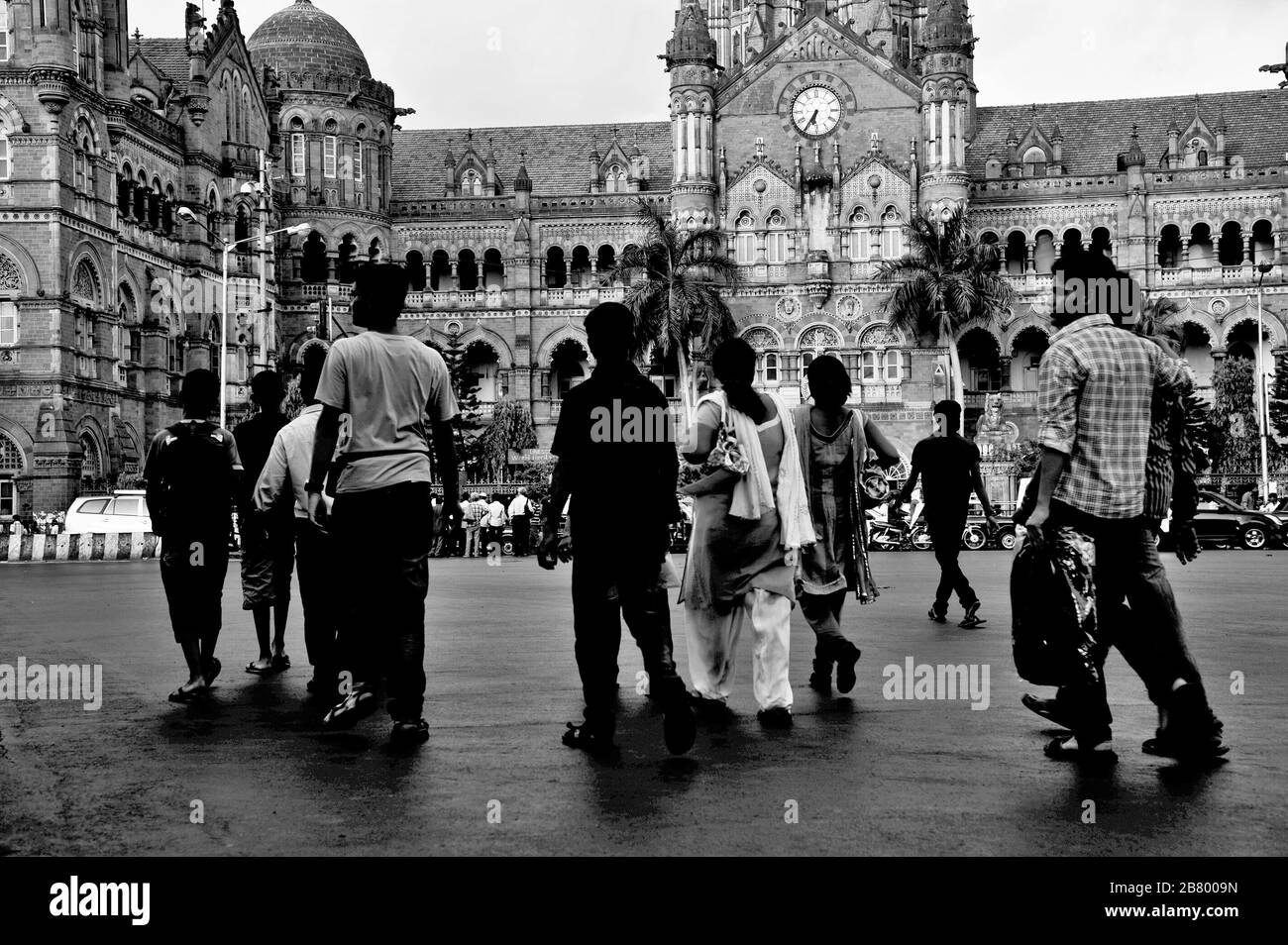 Personnes traversant la route, Victoria Terminus VT, Chhatrapati Shivaji Maharaj Terminus CST, site classé au patrimoine mondial de l'UNESCO, Bori Bunder, Bombay, Inde Banque D'Images
