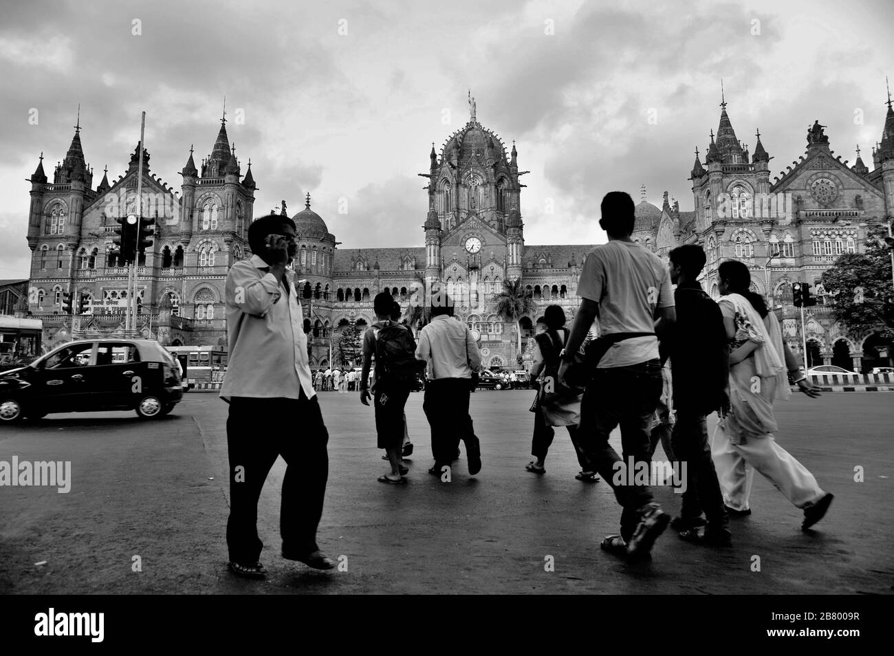 Personnes traversant la route, Victoria Terminus VT, Chhatrapati Shivaji Maharaj Terminus CST, site classé au patrimoine mondial de l'UNESCO, Bori Bunder, Bombay, Inde Banque D'Images