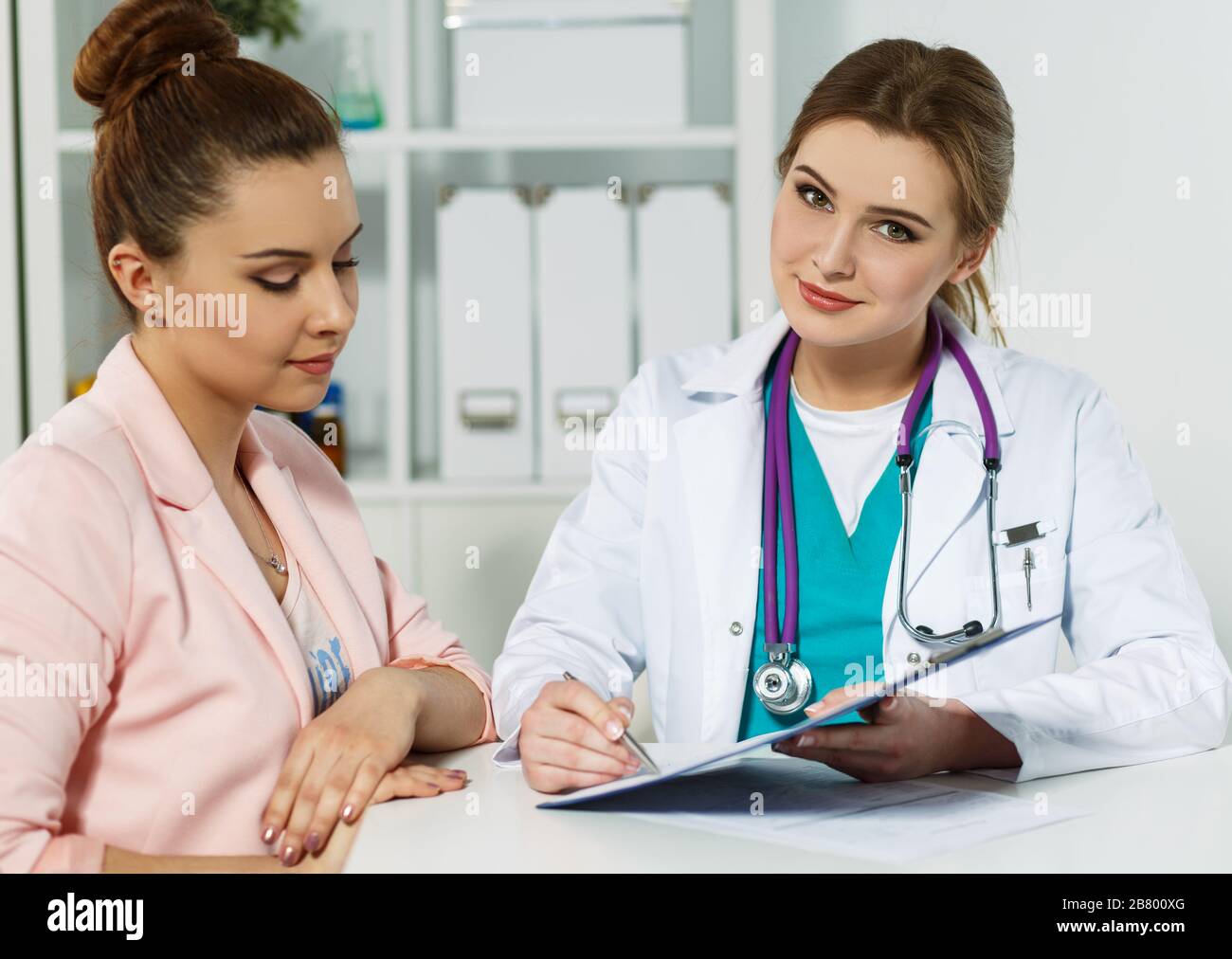 Signature de la facture de traitement ou du concept de police d'assurance Banque D'Images