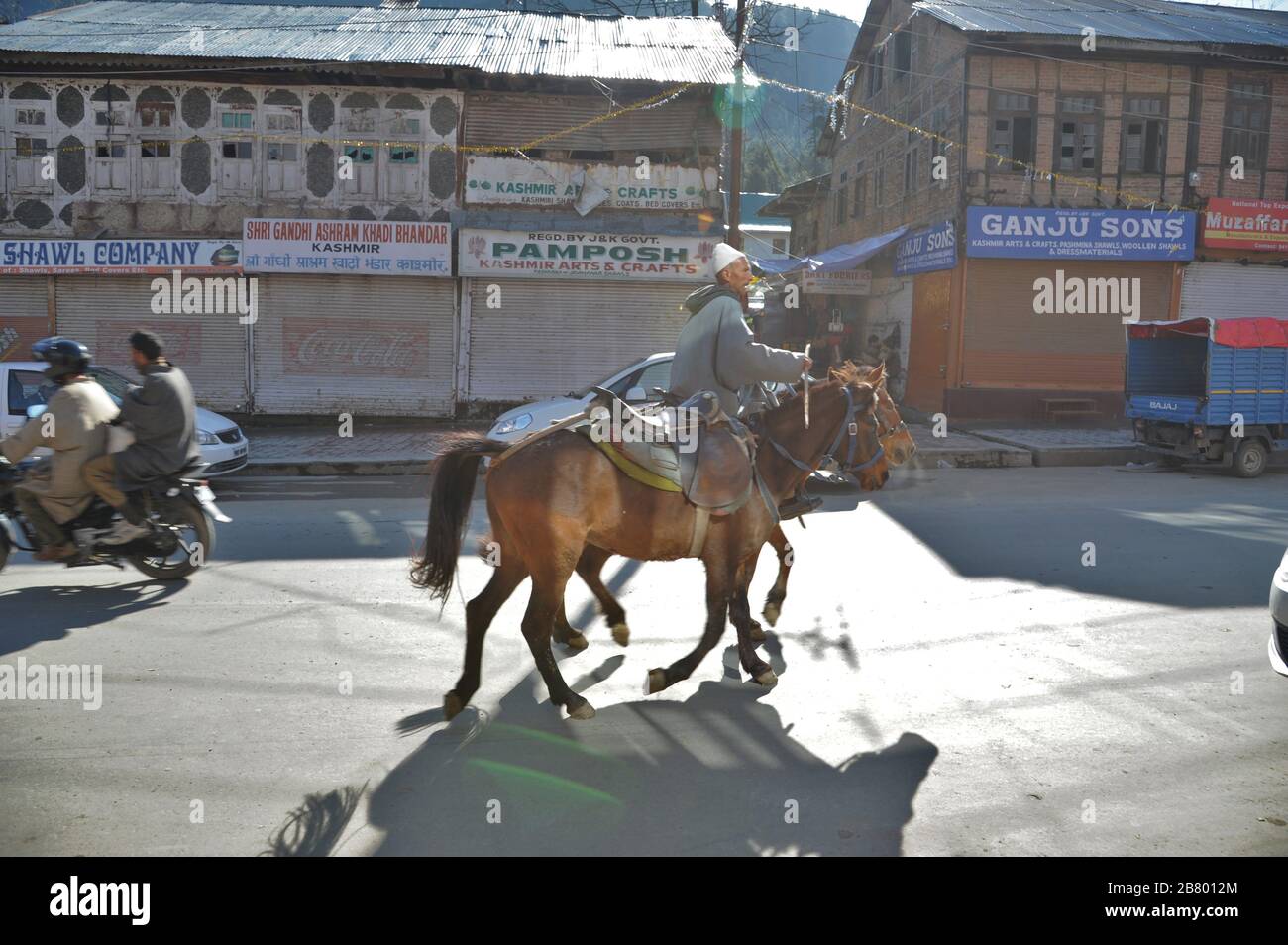 Chevaux et moto, Pahalgam, Cachemire, Jammu-et-Cachemire, Inde, Asie Banque D'Images