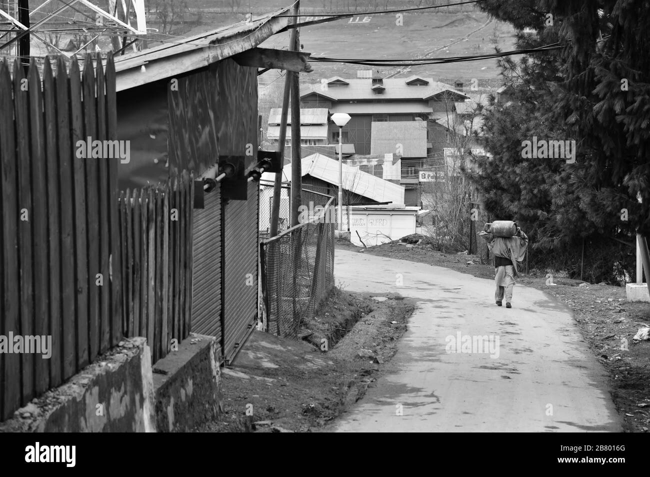 Homme transportant une bouteille de gaz GPL, Pahalgam, Cachemire, Jammu-et-Cachemire, Inde, Asie Banque D'Images