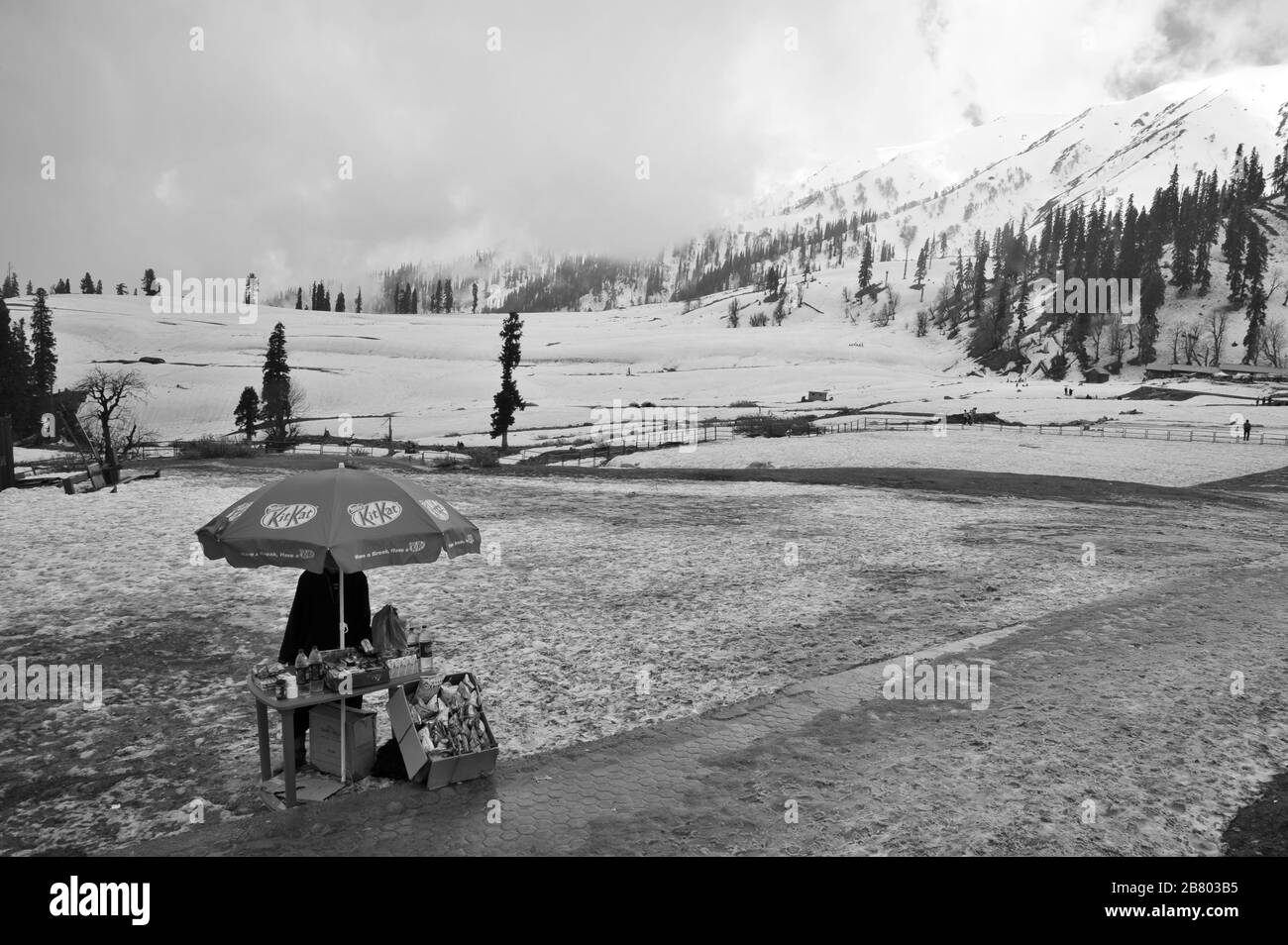 Vendeur de collations, parapluie Kit Kat, Kungdoor, Gulmarg, Baramulla, Cachemire, Jammu-et-Cachemire, Inde, Asie Banque D'Images