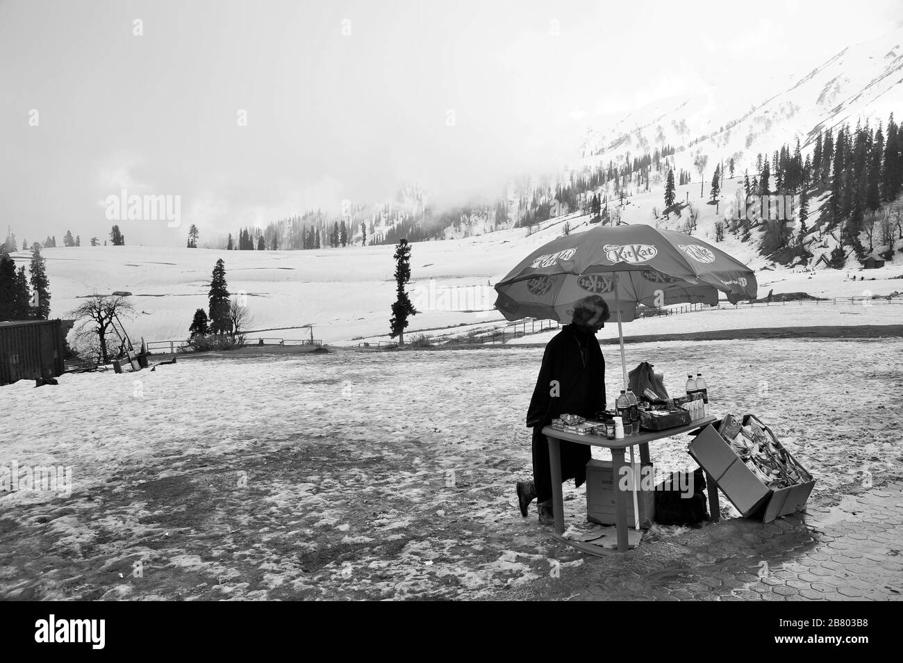 Vendeur de collations, parapluie Kit Kat, Kungdoor, Gulmarg, Baramulla, Cachemire, Jammu-et-Cachemire, Inde, Asie Banque D'Images