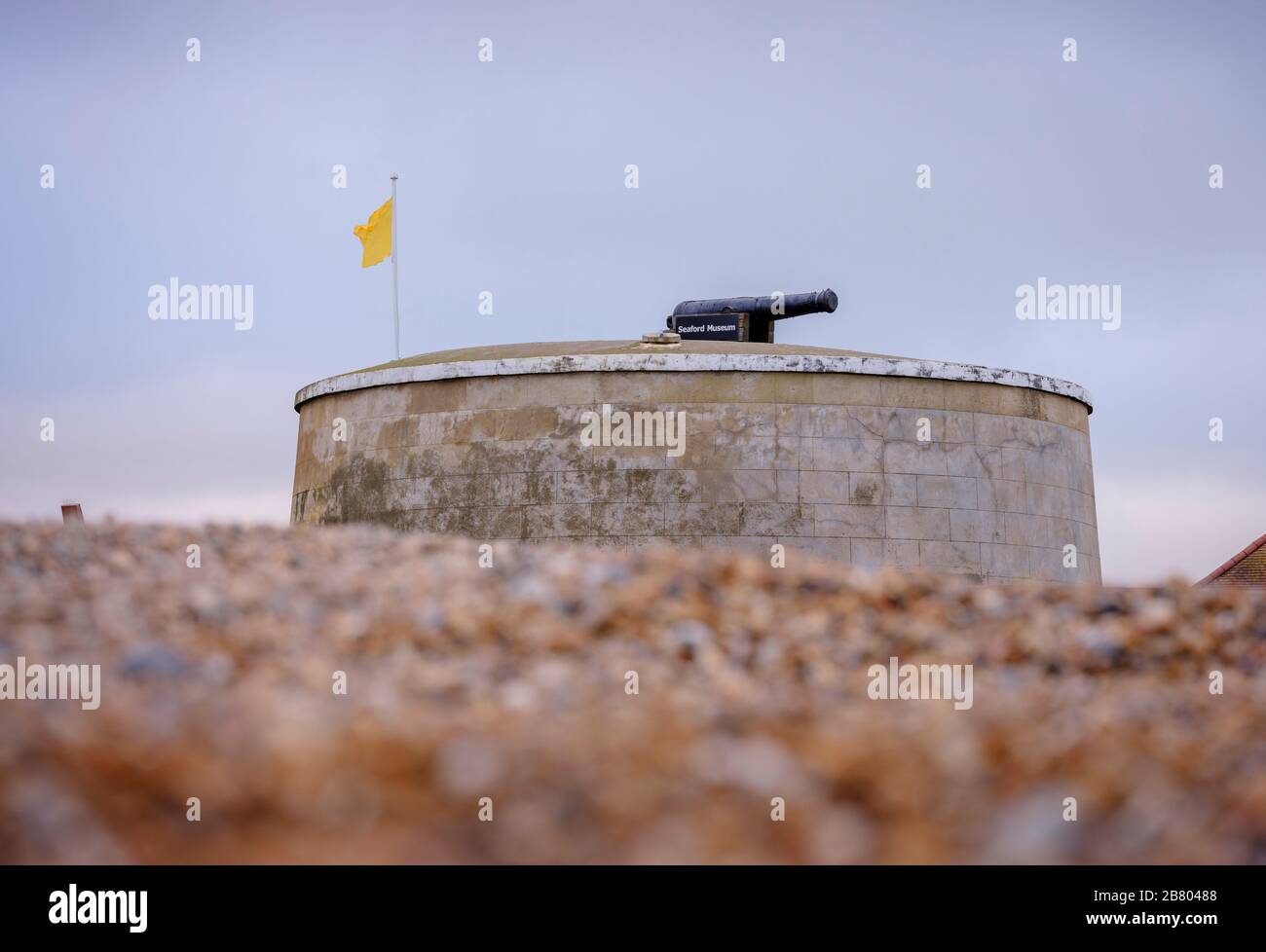 Seaford, Royaume-Uni. 19 mars 2020. Drapeau de quarantaine : Seaford Museum vole le Jack jaune alors que le Royaume-Uni continue de traiter avec Covid-19. Un avis à l'extérieur du musée, dans une tour Martello dans l'est du Sussex, indique qu'il a fermé ses portes aux visiteurs et à ses propres bénévoles, et souligne que la tour Martello elle-même, Seaford comme ville et tout le pays ont effectivement été mis en quarantaine par le gouvernement. . Crédit: Jim Holden/Alay Live News Banque D'Images