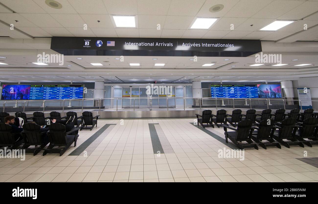 Toronto, Canada. 18 mars 2020. La zone de ramassage des passagers du terminal 3 est vue à l'aéroport international Pearson de Toronto, Canada, le 18 mars 2020. Le premier ministre canadien Justin Trudeau a annoncé que la frontière canado-américaine sera proche de tous les voyages non essentiels, mais les expéditions, le commerce et le commerce ne seront pas affectés par la nouvelle restriction à la frontière canado-américaine. Crédit: Zou Zheng/Xinhua/Alay Live News Banque D'Images