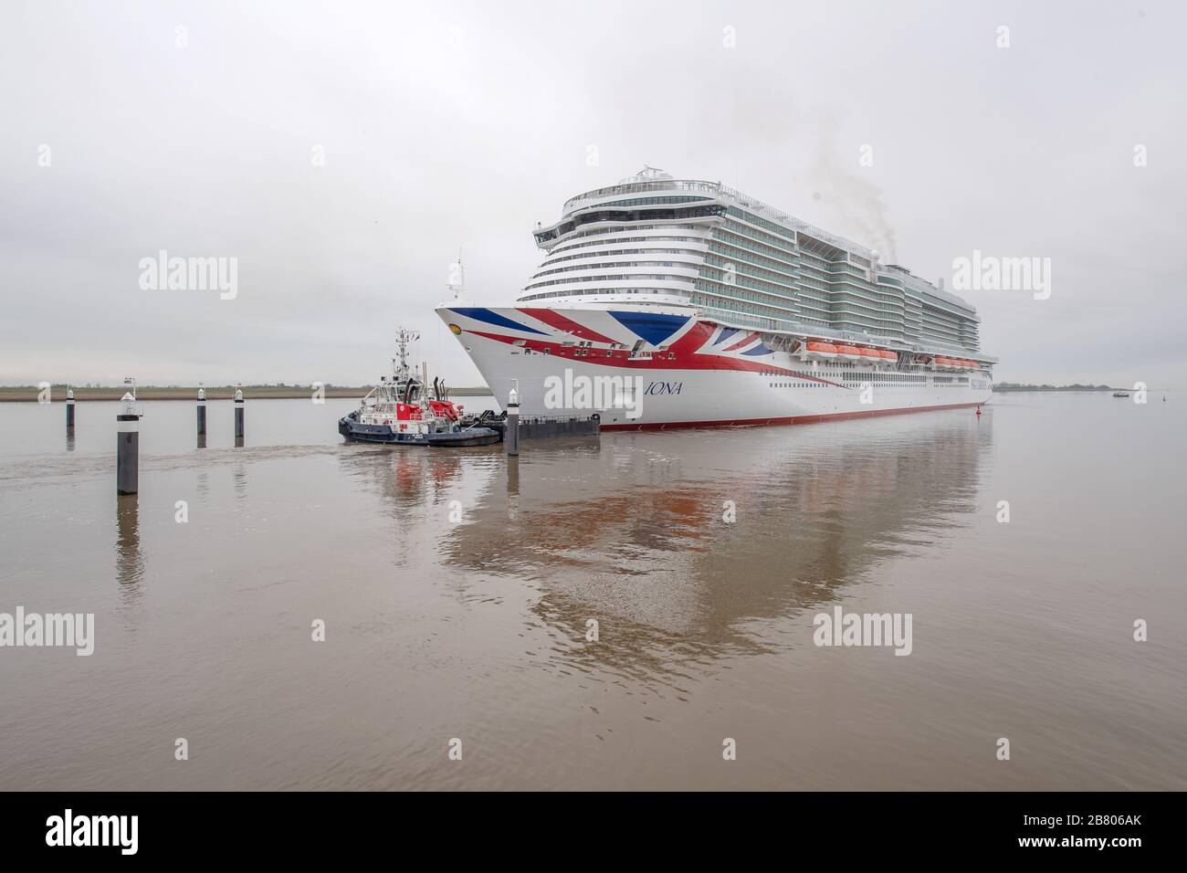 Moormerland, Allemagne. 19 mars 2020. Le nouveau navire de croisière 'Iona' a dépassé la barrière EMS. Le 'Iona', avec 184.700 GT, est le plus grand navire jamais construit par Meyer an der EMS. Crédit: Sina Schuldt/dpa/Alay Live News Banque D'Images