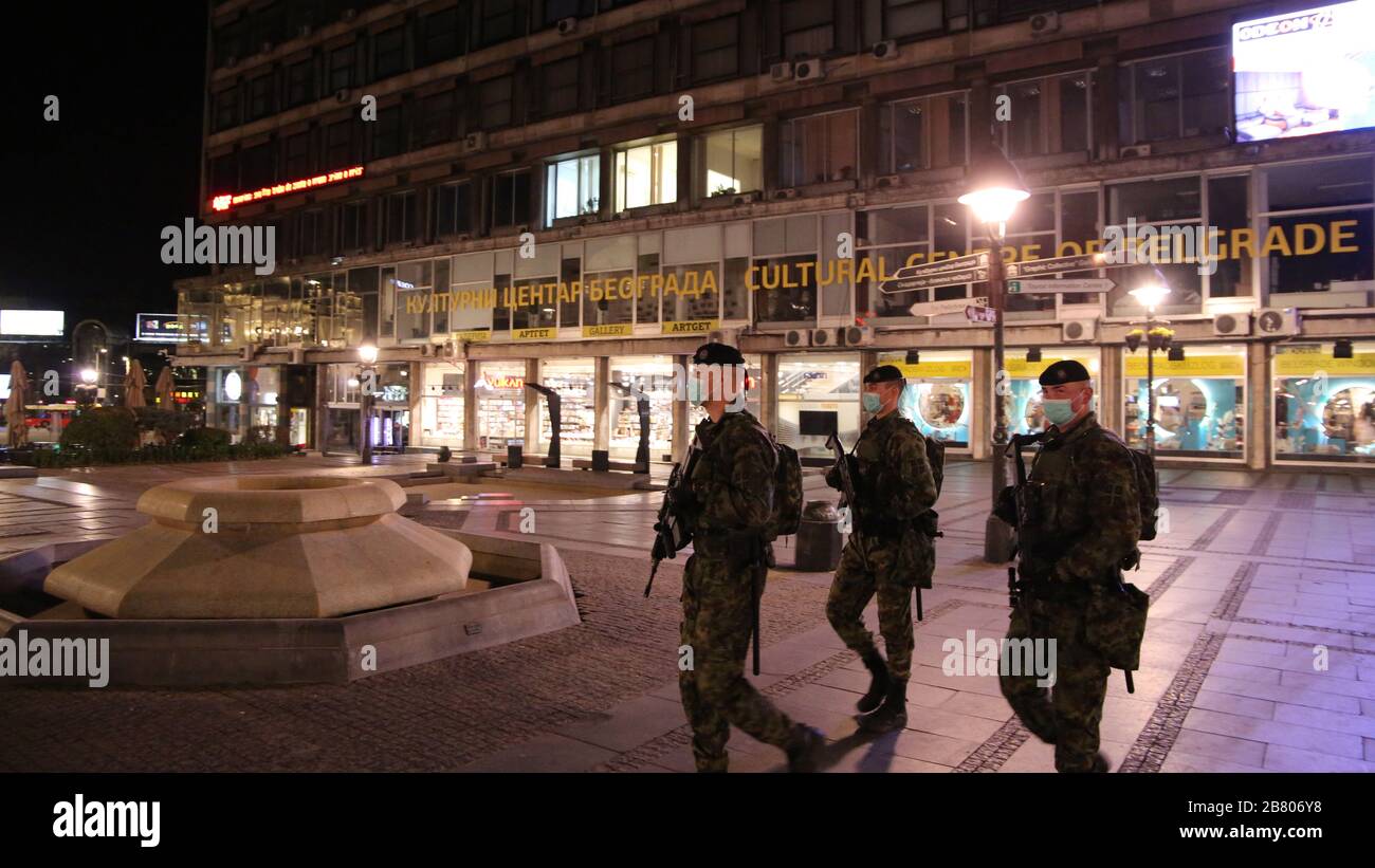 Belgrade, Serbie. 18 mars 2020. Les officiers de l'armée sont vus lors du couvre-feu dans le centre-ville de Belgrade, en Serbie, le 18 mars 2020. Les anciens serbes ont été interdits de mouvement extérieur à partir de mercredi, alors que tous les citoyens ont été empêchés de quitter leur maison du jour au lendemain, le gouvernement a décidé mardi. Le Président de la Serbie Aleksandar Vucic a déclaré que tous les autres citoyens devaient rester chez eux entre 20 h et 5 h sans tenir compte de leur âge, à l'exclusion des personnes qui ont des affectations et des employés au cours du troisième quart. Crédit: Nemanja Cabric/Xinhua/Alay Live News Banque D'Images