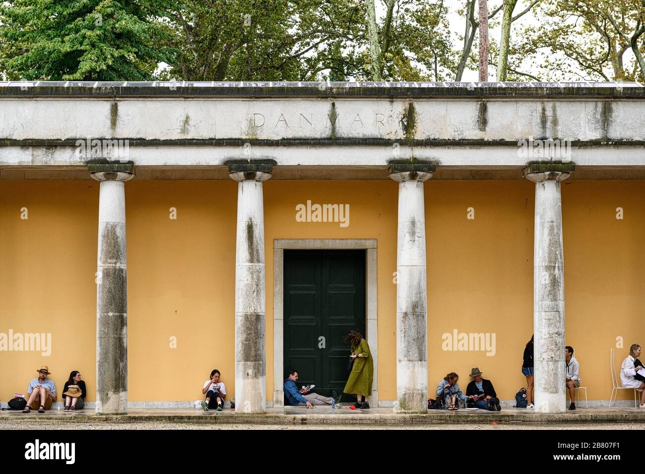 Personnes assises au Pavillon du Danemark, Venise Banque D'Images