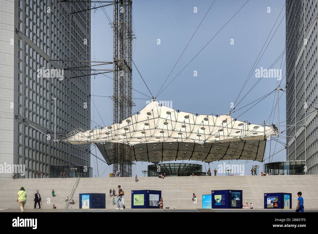 La Grande Arche dans le quartier des affaires de la Défense dans le centre-ouest de Paris Banque D'Images