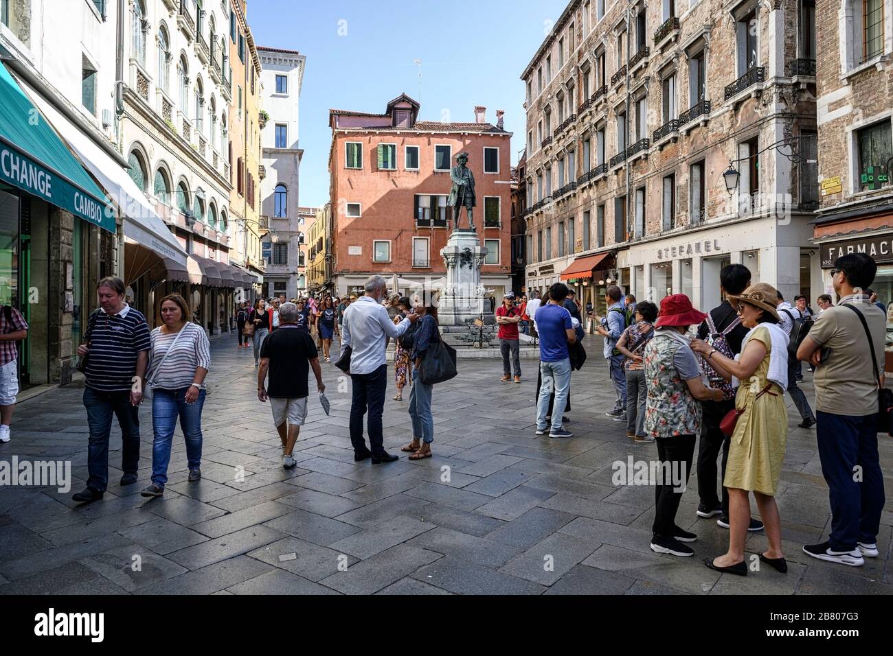 Touristes sur la place de Campo San Bortolomio à San Marco, Venise Banque D'Images