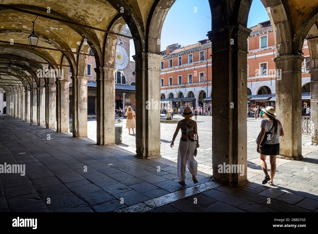 Marche touristique sur une place de San Marco Banque D'Images