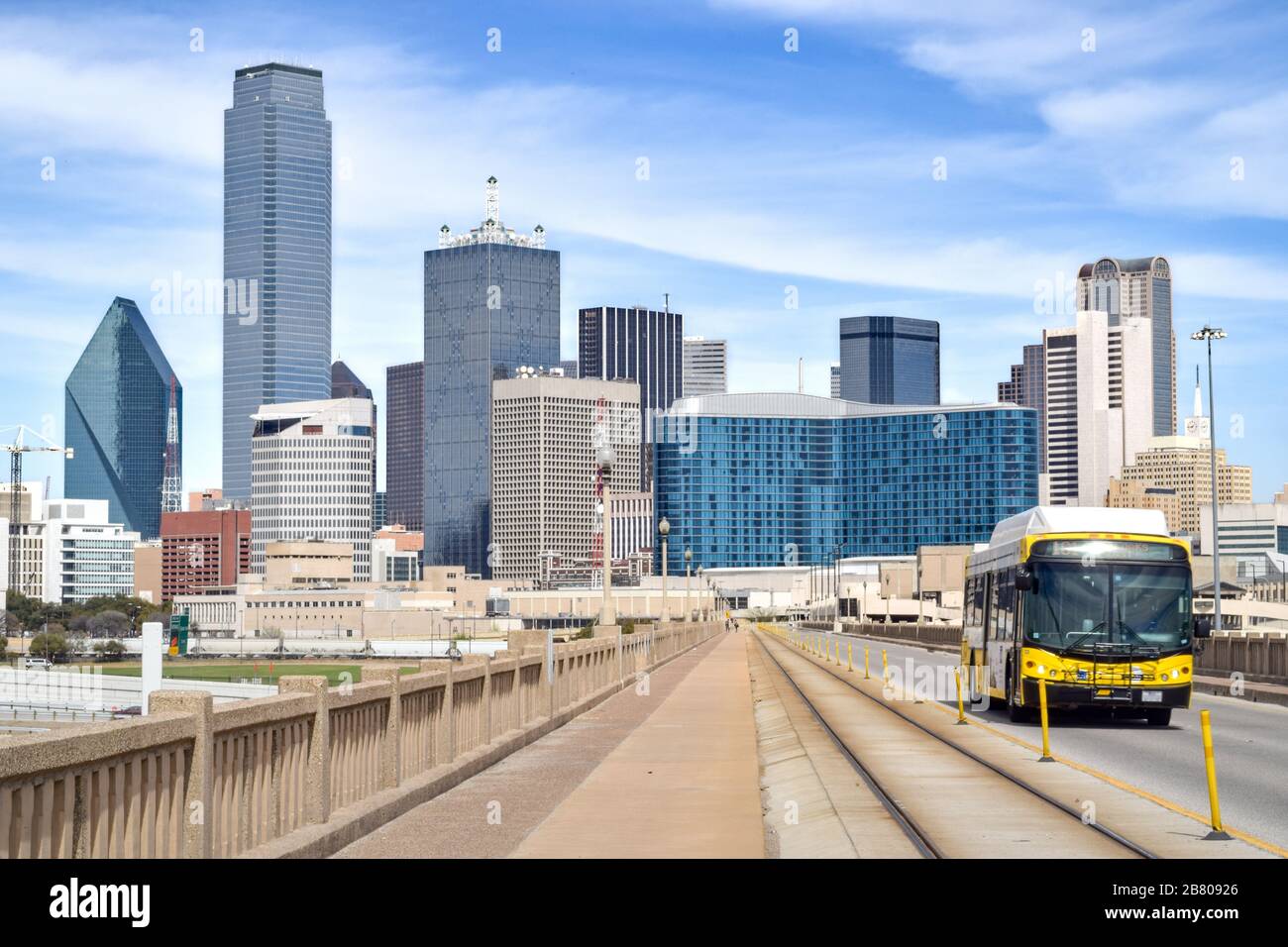Bus public sur la route surélevée avec le centre-ville de Dallas en arrière-plan - Dallas, Texas, États-Unis Banque D'Images