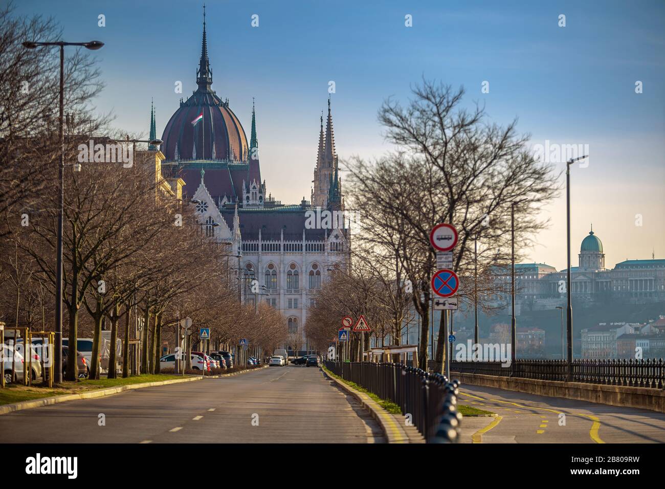 Budapest, Hongrie - beau bâtiment du Parlement de Hongrie et Palais Royal du château de Buda au coucher du soleil avec des rues totalement vides et pas de péop de marche Banque D'Images