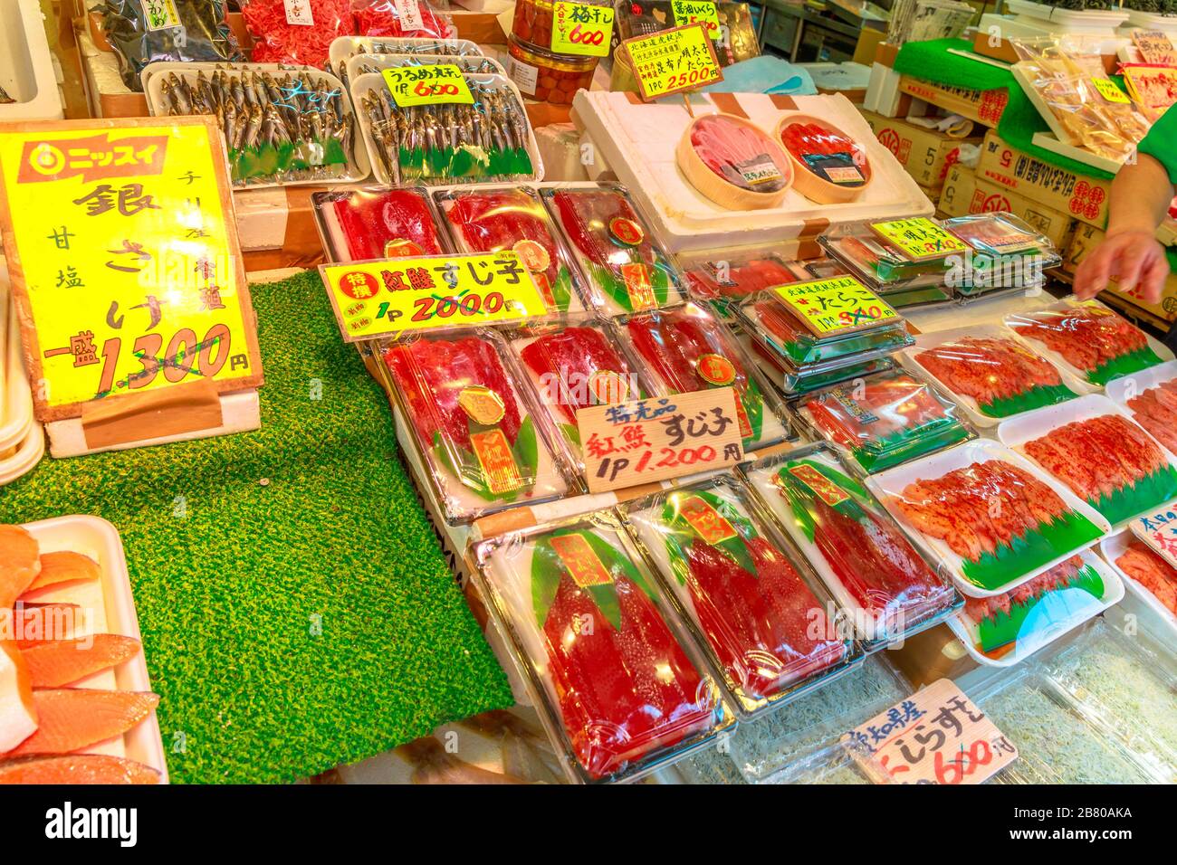 Tokyo, Japon - 18 avril 2017 : étalage de vente de sushis, de sashimi et de nourriture japonaise dans la rue du marché Ameya-Yokocho près d'Ueno. Ameyoko est une attraction populaire Banque D'Images