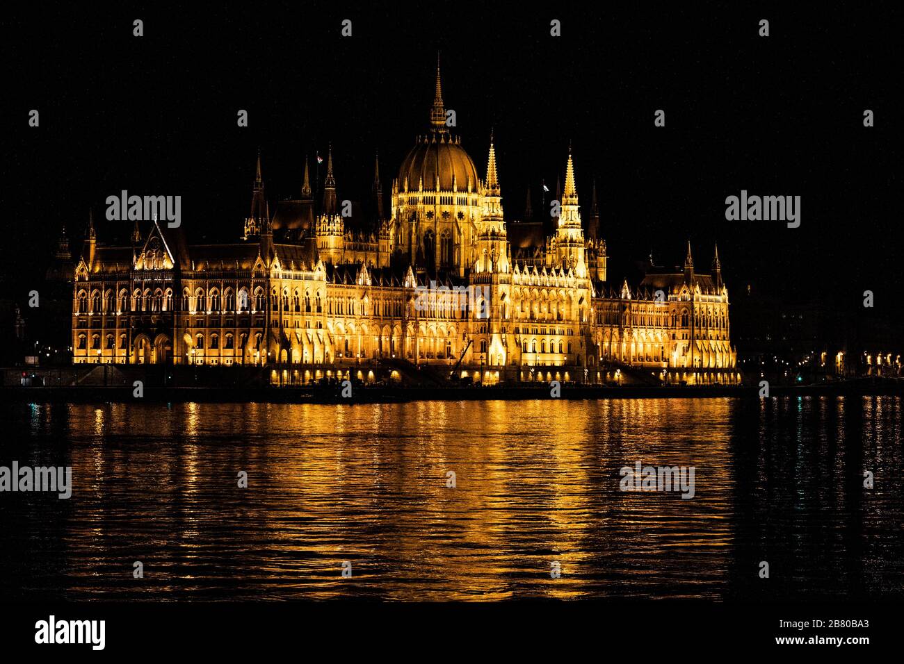 Parlement Budapest de nuit avec vue sur Donau Banque D'Images