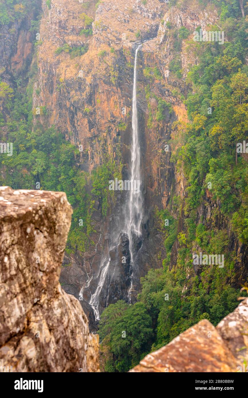 La cascade Joranda est une célèbre cascade d'odisha qui tombe d'une hauteur de 181 mtrs touche le sol sur la gorge perpendiculairement. Banque D'Images