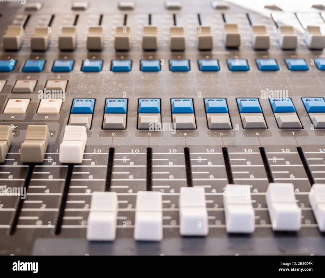 Panneau de commande du mixeur audio avec curseurs et boutons vue rapprochée. Mise au point sélective. Banque D'Images