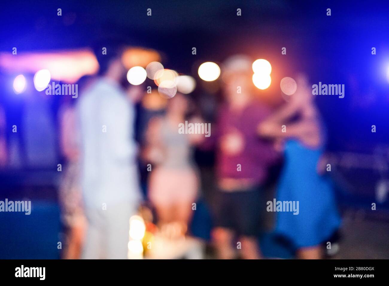 Les personnes ayant des trouble-fête de plage au coucher du soleil en été locations - image flou artistique - Concept de vie nocturne avec des cocktails et de la musique - fil chaud Banque D'Images