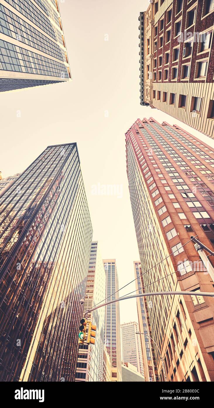 En regardant les gratte-ciel de Manhattan, la couleur appliquée, New York City, États-Unis. Banque D'Images