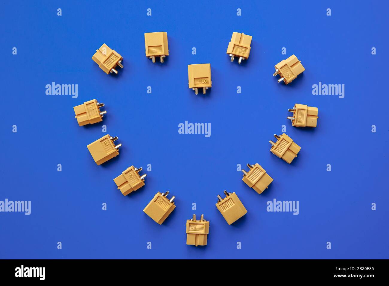 Cœur constitué de connecteurs XT-60 jaunes pour l'alimentation sur fond bleu. Le cœur d'un ingénieur électronique. Banque D'Images
