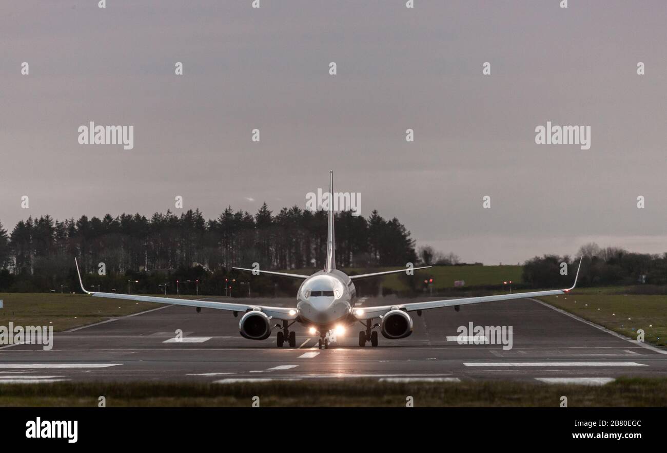 Aéroport de Cork, Cork, Irlande. 19 mars 2020. En raison du Coronavirus Covid-19 Ryanair suspendra environ 80% de ses vols d'ici la semaine prochaine, sauf pour un très petit nombre de vols pour maintenir une connectivité essentielle, principalement entre le Royaume-Uni et l'Irlande. La photo montre un Boeing 737 Ryanair qui se prépare au décollage à Londres Stansted de l'aéroport de Cork, en Irlande. - crédit; David Creedon / Alay Live News Banque D'Images