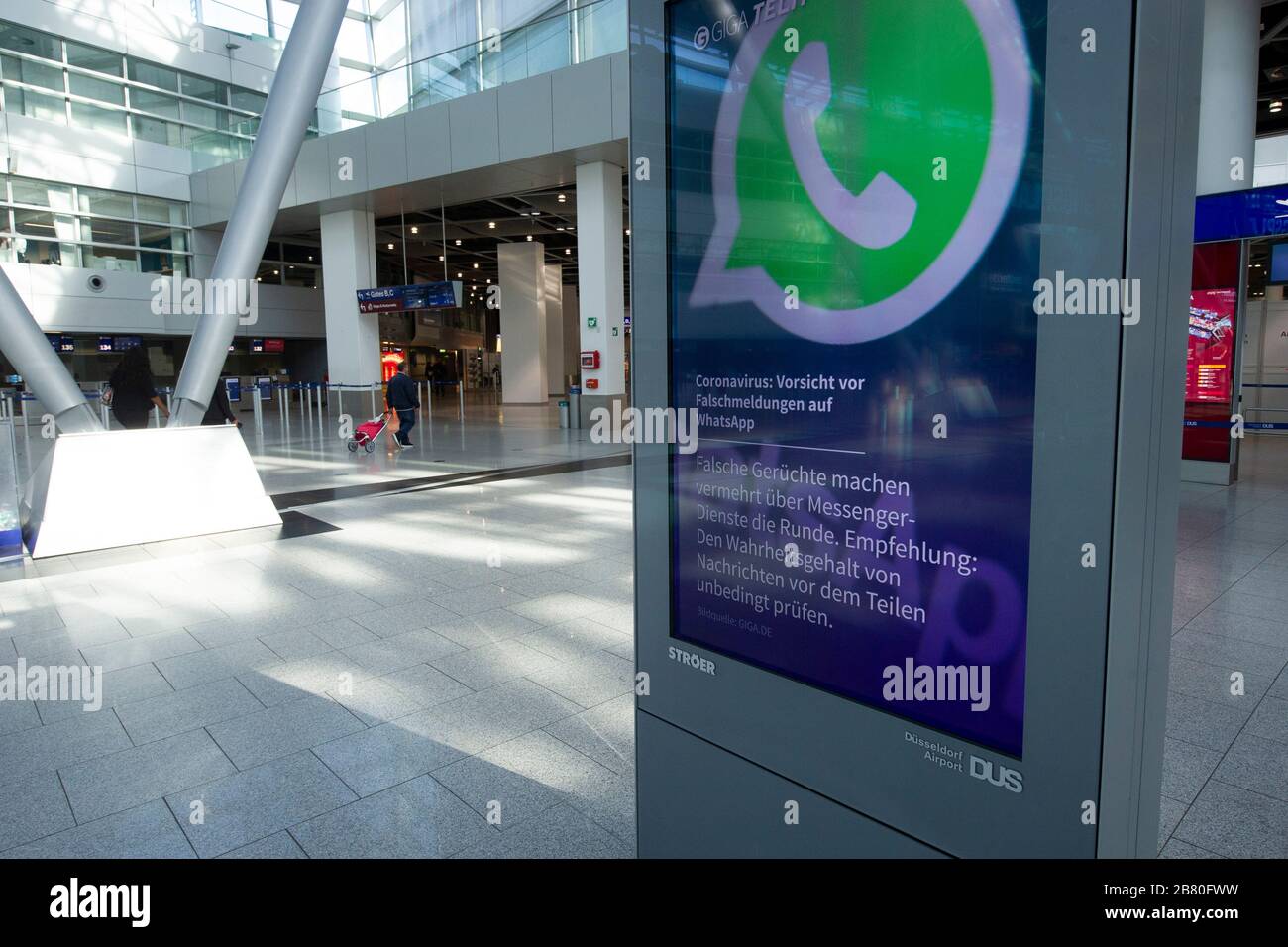 Düsseldorf, Allemagne. 18 mars 2020. Panneau d'affichage dans le terminal de l'aéroport de Düsseldorf, un écran met en garde contre les fausses informations sur le virus corona via whatsapp, l'aéroport de Düsseldorf, 18 mars 2020. ? SVEN SIMON Fotoagentur GmbH & Co. Press photo KG # Prinzess-Luise-Str 41 # 45479 M uelheim/R uhr # Tél 0208/9413250 # Fax. 0208/9413260 # GLS Bank # BLZ 430 609 67 # KTO. 4030 025 100 # IBAN DE75 4306 0967 4030 0251 00 # BIC GENODEM1GLS # WWW.SVENSIMON.NET. | utilisation dans le monde crédit: dpa/Alay Live News Banque D'Images