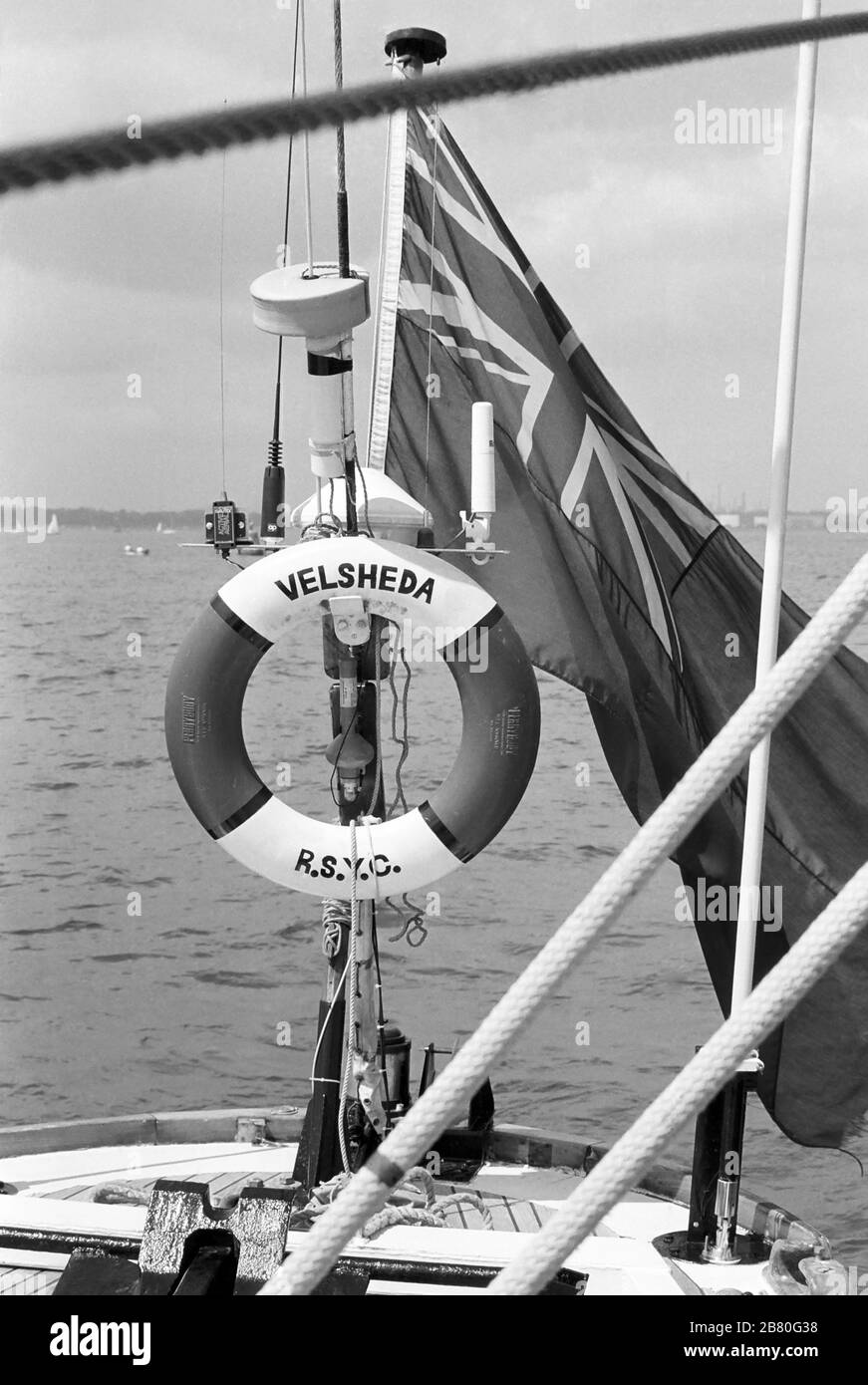 En regardant à l'arrière du poste de pilotage à bord du yacht J Class 'Velsheda' (K 7), en naviguant dans une légère brise sur le Solent après le premier refrain, été 1991. Archiver la photographie de film noir et blanc Banque D'Images