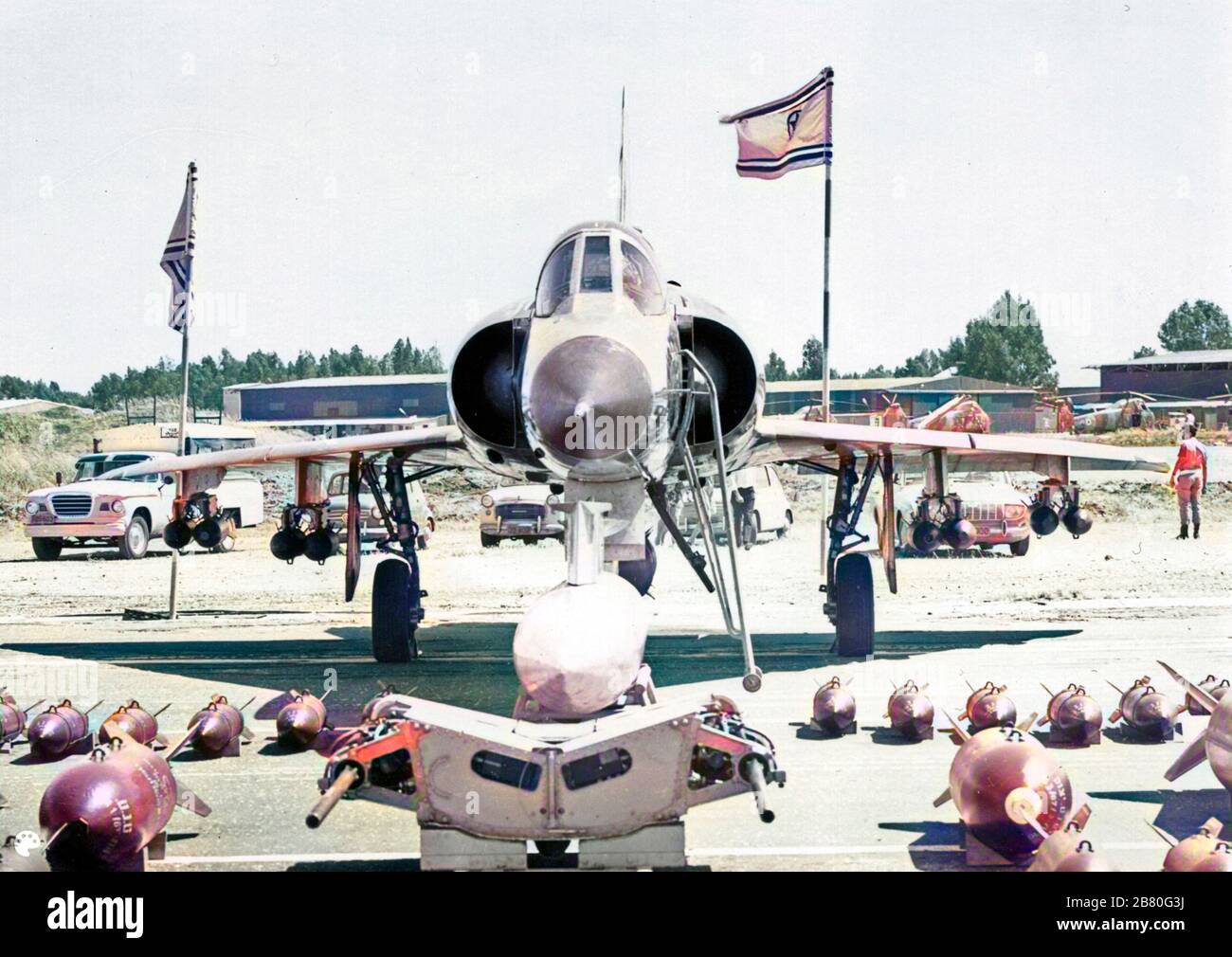 Aviation israélienne avion de chasse Dassault Mirage IIICJ sur le terrain pendant l'entretien - image noir et blanc d'archives colorisée Banque D'Images