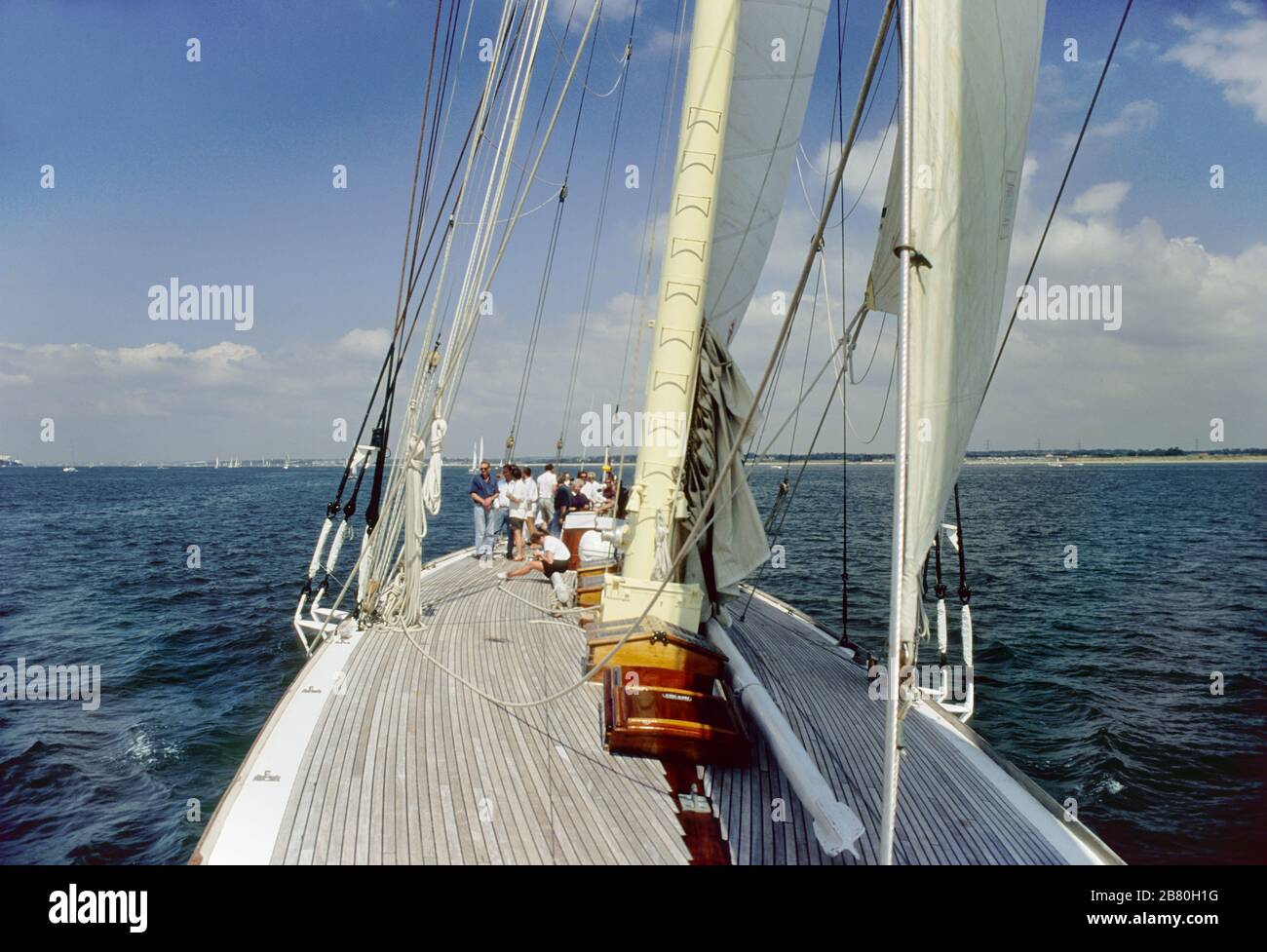 Le pont qui s'est tourné vers l'arrière à bord du yacht J Class 'Velsheda' après la première repose, naviguant dans le Solent, Hampshire, Angleterre, Royaume-Uni, été 1991. Archiver la photo du film de transparence Banque D'Images