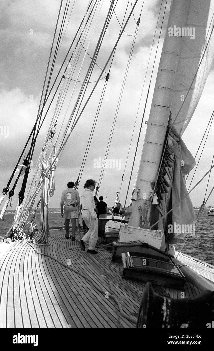 Le pont qui s'est tourné vers l'arrière à bord du yacht J Class 'Velsheda' après la première repose, naviguant dans le Solent, Hampshire, Angleterre, Royaume-Uni, été 1991. Archiver la photographie de film noir et blanc Banque D'Images