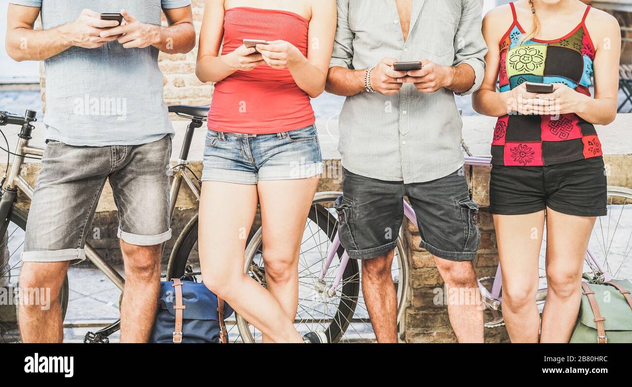 Groupe d'étudiants regardant les smartphones mobiles dans les pauses universitaires - jeunes, dépendance aux nouvelles tendances technologiques - moment d'aliénation pour le nouveau gène Banque D'Images