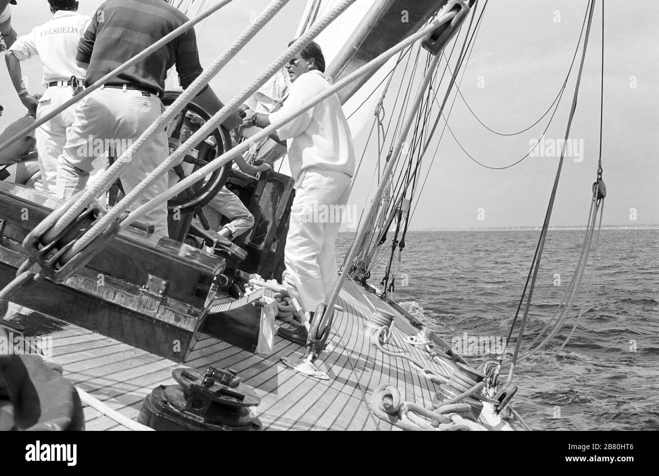 Le pont qui se tourne vers l'avant à bord du yacht J Class 'Velsheda' après sa première repose, naviguant dans le Solent, Hampshire, Angleterre, Royaume-Uni, été 1991. Archiver la photographie de film noir et blanc Banque D'Images