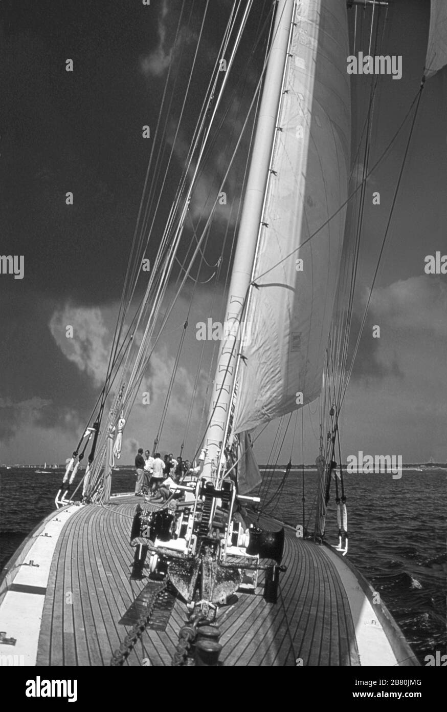 Le pont qui s'est tourné vers l'arrière des arcs du yacht J Class 'Velsheda' après la première repose, naviguant dans le Solent, Hampshire, Angleterre, Royaume-Uni, été 1991. Archiver la photographie de film noir et blanc Banque D'Images