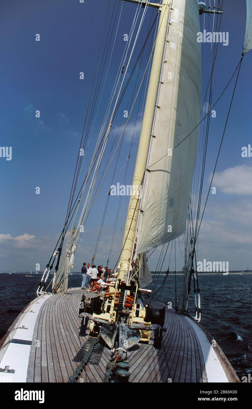 Le pont qui s'est tourné vers l'arrière des arcs du yacht J Class 'Velsheda' après la première repose, naviguant dans le Solent, Hampshire, Angleterre, Royaume-Uni, été 1991. Archiver la photo du film de transparence Banque D'Images