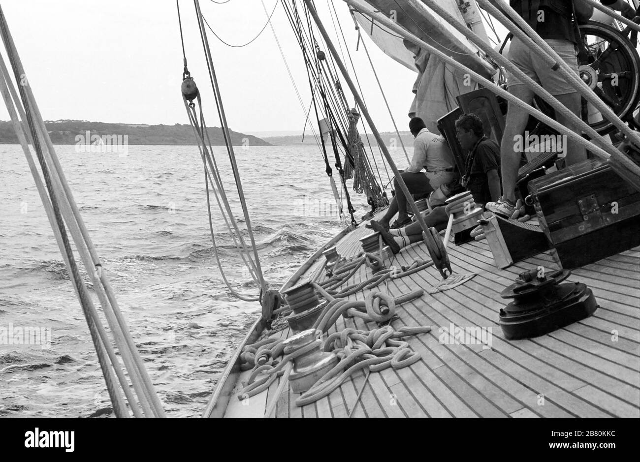 Le pont qui se tourne vers l'avant à bord du yacht J Class 'Velsheda' après sa première repose, naviguant dans le Solent, Hampshire, Angleterre, Royaume-Uni, été 1991. Archiver la photographie de film noir et blanc Banque D'Images
