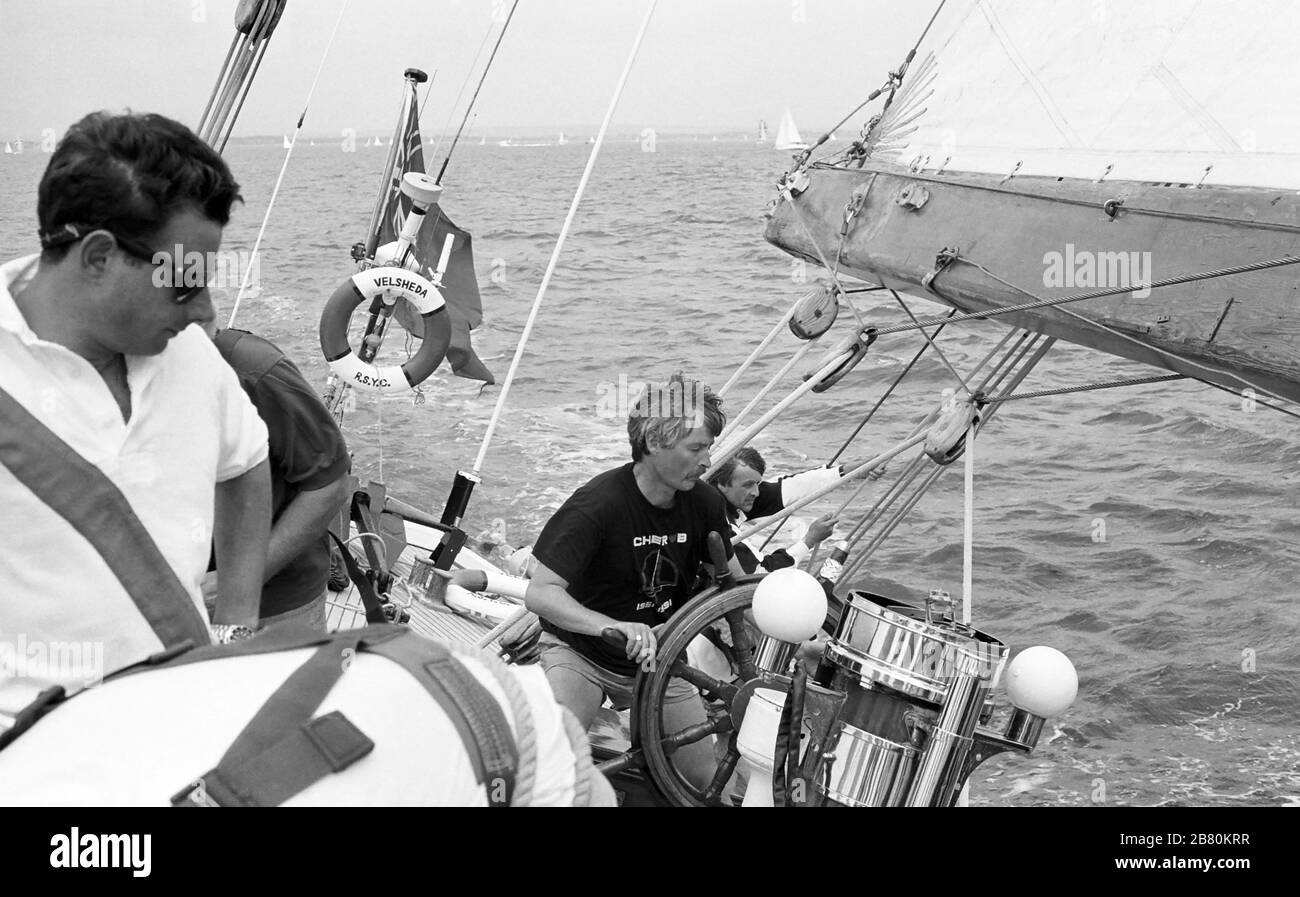 Helmsman en train de monter à bord du yacht de classe J 'Velsheda' (K 7): voile dans le Solent après le premier rebing, été 1991. Archiver la photographie de film noir et blanc Banque D'Images