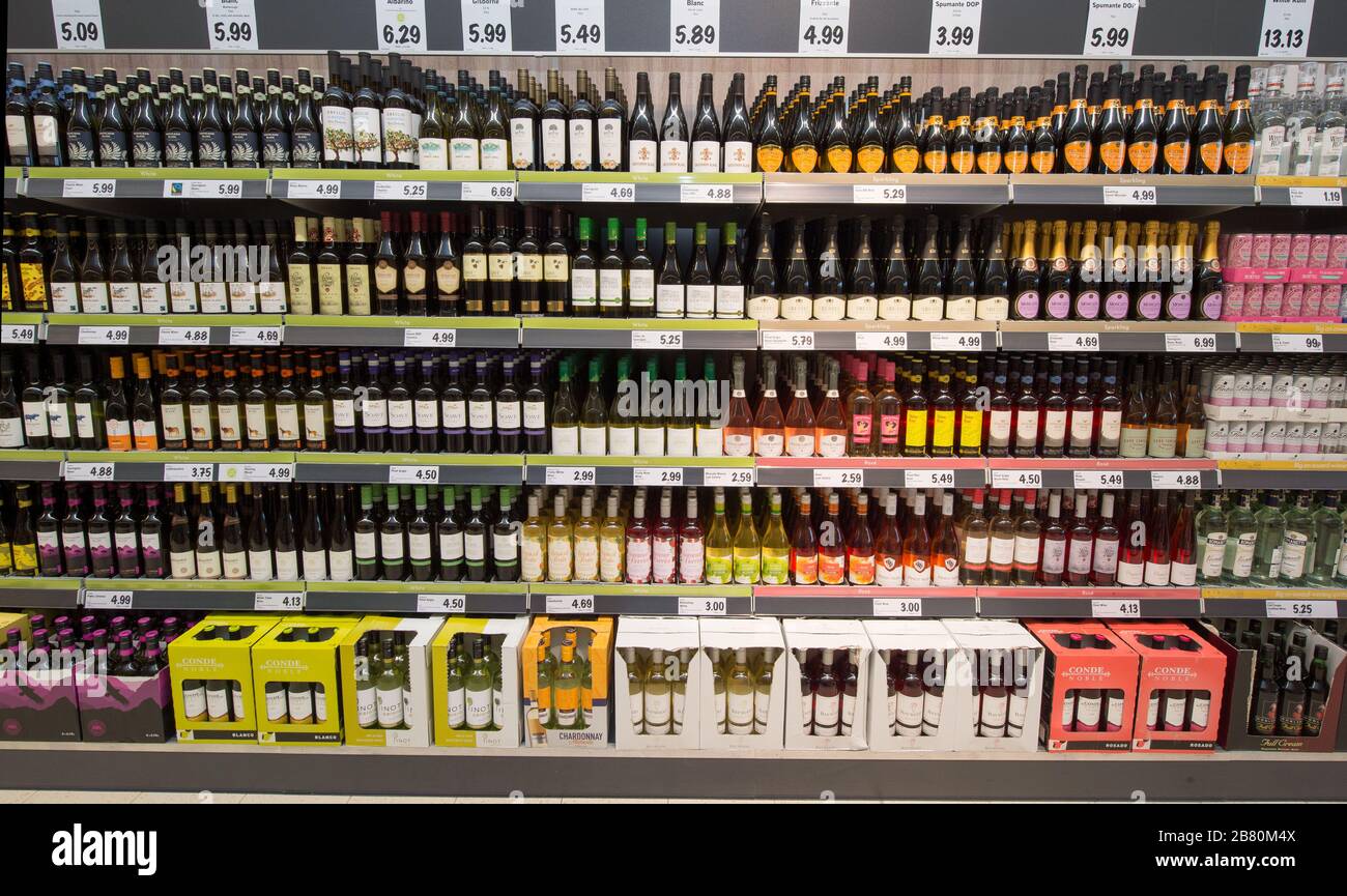 **STOCK PICS D'ÉTAGÈRES REMPLIES DE FOURNITURES** GLASGOW, ROYAUME-UNI. 27 février 2020. Photo : étagères garnies pleines de vin. Banque D'Images