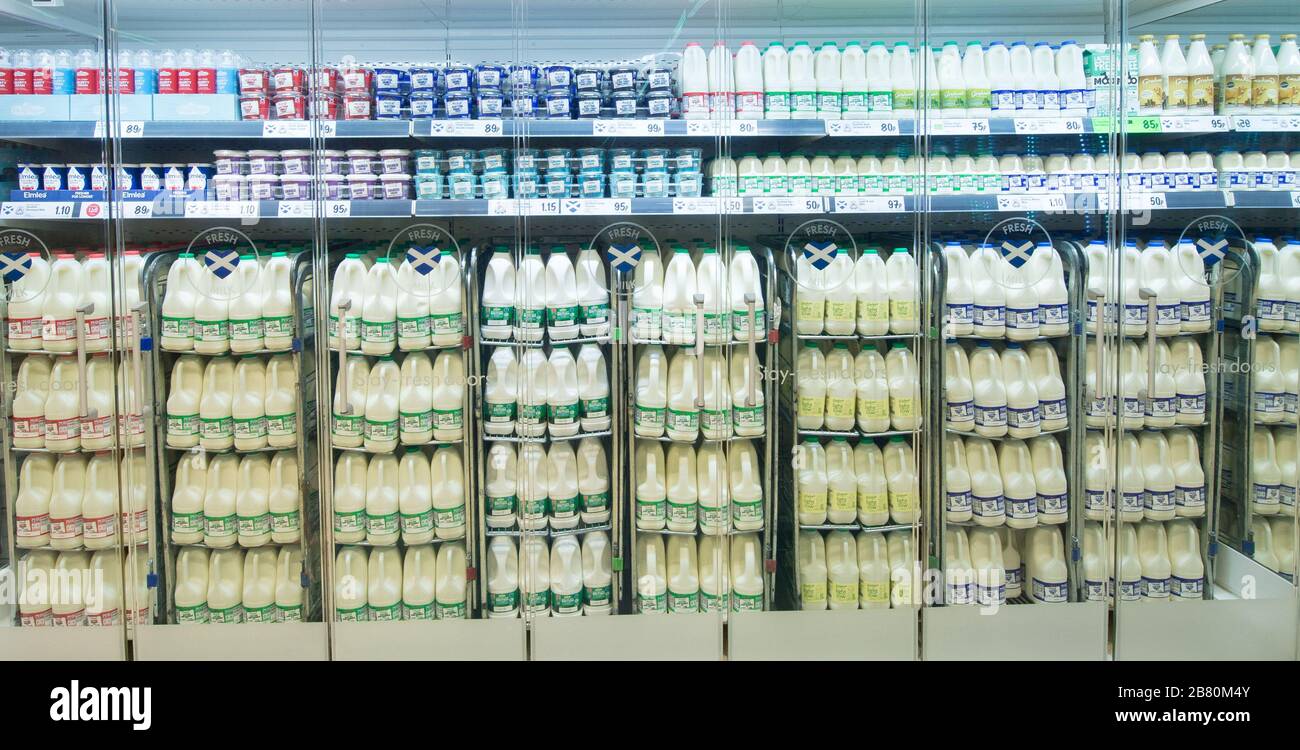 **STOCK PICS D'ÉTAGÈRES REMPLIES DE FOURNITURES** GLASGOW, ROYAUME-UNI. 27 février 2020. Photo : étagères en stock remplies de lait et de produits laitiers. Banque D'Images