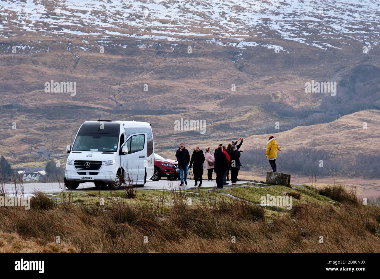 Les touristes prenant des photos de la vue sur Loch Tulla, Argyll & Bute, Ecosse Banque D'Images