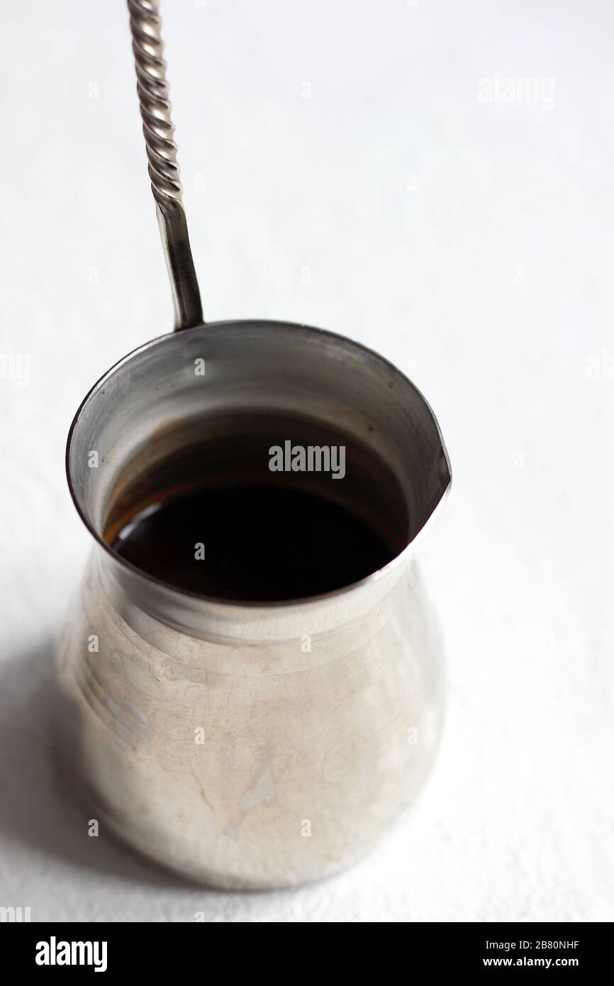 Coffe noir à Cezve. Préparer du café à la maison. Banque D'Images