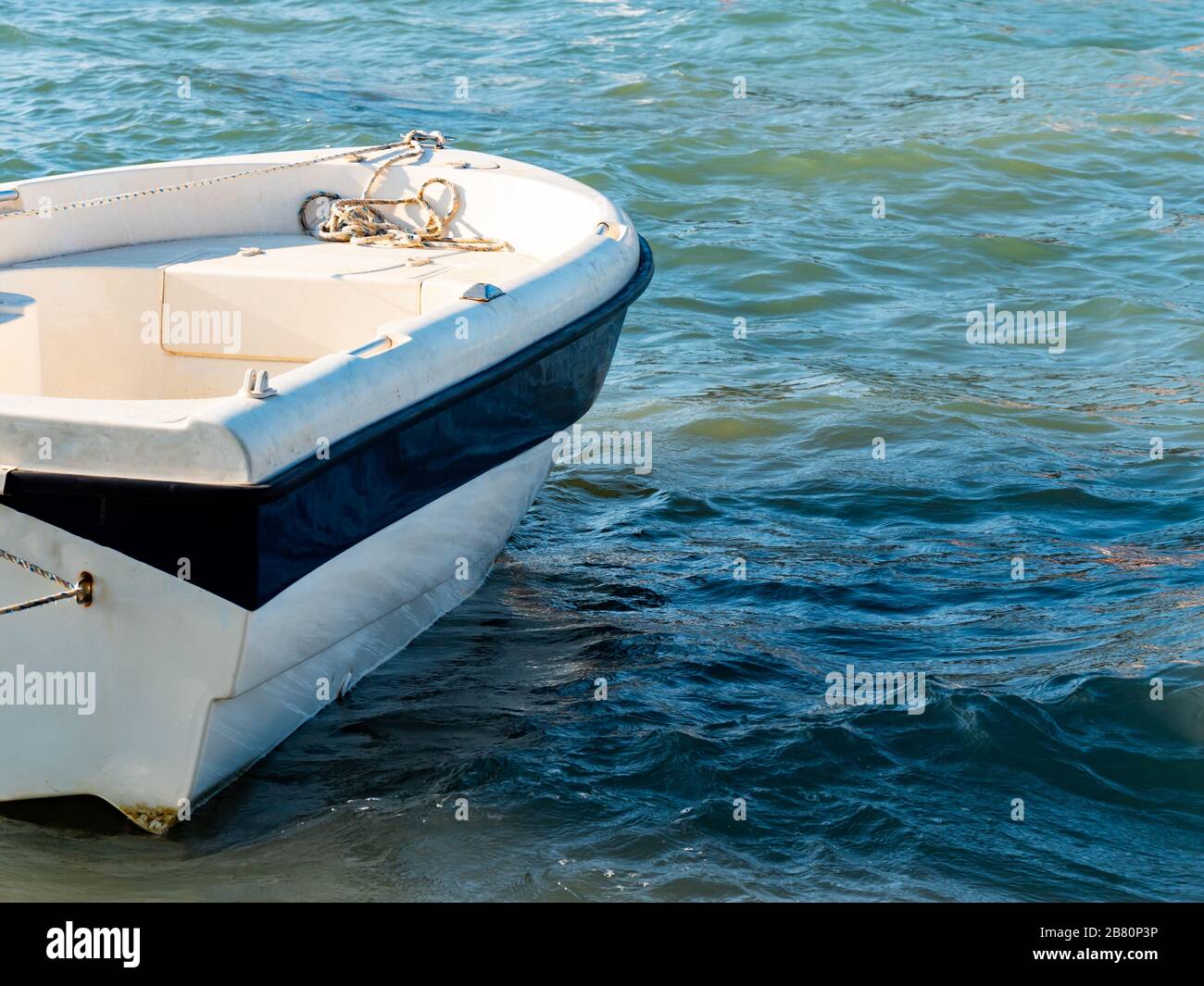 Petit bateau de pêche flottant sur l'eau de mer. Banque D'Images